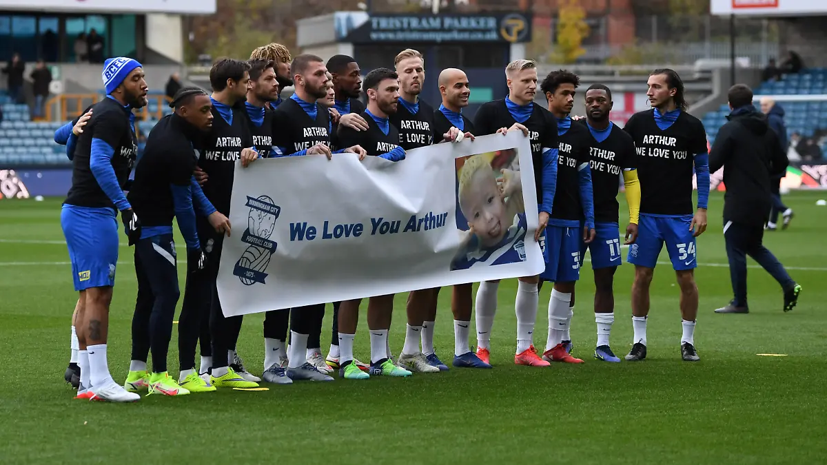 Fußball, Arthur Labinjo-Hughes Gedenken in Englands Stadien Millwall v Birmingham City EFL Sky Bet Championship 04/12/2021. Birmingham City players hold a banner for Arthur Labinjo-Hughes the EFL Sky Bet Championship match between Millwall and Birmingham City at The Den, London, England on 4 December 2021. London The Den Greater London England Editorial use only DataCo restrictions apply See www.football-dataco.com PUBLICATIONxNOTxINxUK , Copyright: xSimonxTraylenx PSI-14171-0002