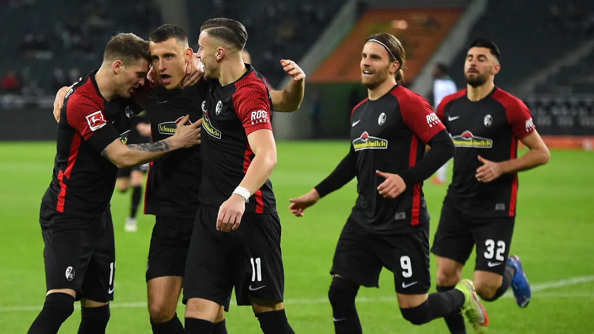 xnjx, 05.12.2021 Mönchengladbach 1. Fussball-Bundesliga Borussia Moenchengladbach vs. SC Freiburg Torjubel nach dem Treffer zum 0-1 bei v. li. Lukas Kuebler Freiburg, Torschuetze Maximilian Eggestein Freiburg, Ermedin Demirovic Freiburg. Lucas Hoeler Freiburg, 2. v. re. und Vincenzo Grifo Freiburg, re. eilen herbei Gemaess den Vorgaben der DFL Deutsche Fussball Liga ist es untersagt, in dem Stadion und/oder vom Spiel angefertigte Fotoaufnahmen in Form von Sequenzbildern und/oder videoaehnlichen Fotostrecken zu verwerten bzw. Verwerten zu lassen. DFL regulations prohibit any use of photographs as image sequences and/or quasi-video. emspor Moenchengladbach *** xnjx, 05 12 2021 Mönchengladbach 1 Soccer Bundesliga Borussia Moenchengladbach vs SC Freiburg Goal celebration after the goal to 0 1 at v l Lukas Kuebler Freiburg , Goal scorer Maximilian Eggestein Freiburg , Ermedin Demirovic Freiburg Lucas Hoeler Freiburg, 2 v r and Vincenzo Grifo Freiburg, According to the regulations of the DFL Deutsche Fussball Liga it is forbidden to use or have used photographs taken in the stadium or from the match in the form of sequence pictures or video-like photo series DFL regulations prohibit any use of photographs as image sequences and or quasi video emspor Moenchengladbach