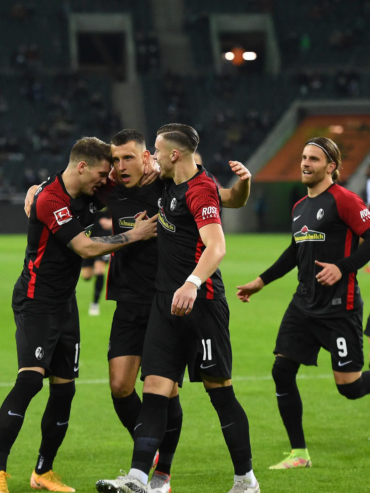  xnjx, 05.12.2021 Mönchengladbach 1. Fussball-Bundesliga Borussia Moenchengladbach vs. SC Freiburg Torjubel nach dem Treffer zum 0-1 bei v. li. Lukas Kuebler Freiburg, Torschuetze Maximilian Eggestein Freiburg, Ermedin Demirovic Freiburg. Lucas Hoeler Freiburg, 2. v. re. und Vincenzo Grifo Freiburg, re. eilen herbei Gemaess den Vorgaben der DFL Deutsche Fussball Liga ist es untersagt, in dem Stadion und/oder vom Spiel angefertigte Fotoaufnahmen in Form von Sequenzbildern und/oder videoaehnlichen Fotostrecken zu verwerten bzw. Verwerten zu lassen. DFL regulations prohibit any use of photographs as image sequences and/or quasi-video. emspor Moenchengladbach *** xnjx, 05 12 2021 Mönchengladbach 1 Soccer Bundesliga Borussia Moenchengladbach vs SC Freiburg Goal celebration after the goal to 0 1 at v l Lukas Kuebler Freiburg , Goal scorer Maximilian Eggestein Freiburg , Ermedin Demirovic Freiburg Lucas Hoeler Freiburg, 2 v r and Vincenzo Grifo Freiburg, According to the regulations of the DFL Deutsche Fussball Liga it is forbidden to use or have used photographs taken in the stadium or from the match in the form of sequence pictures or video-like photo series DFL regulations prohibit any use of photographs as image sequences and or quasi video emspor Moenchengladbach