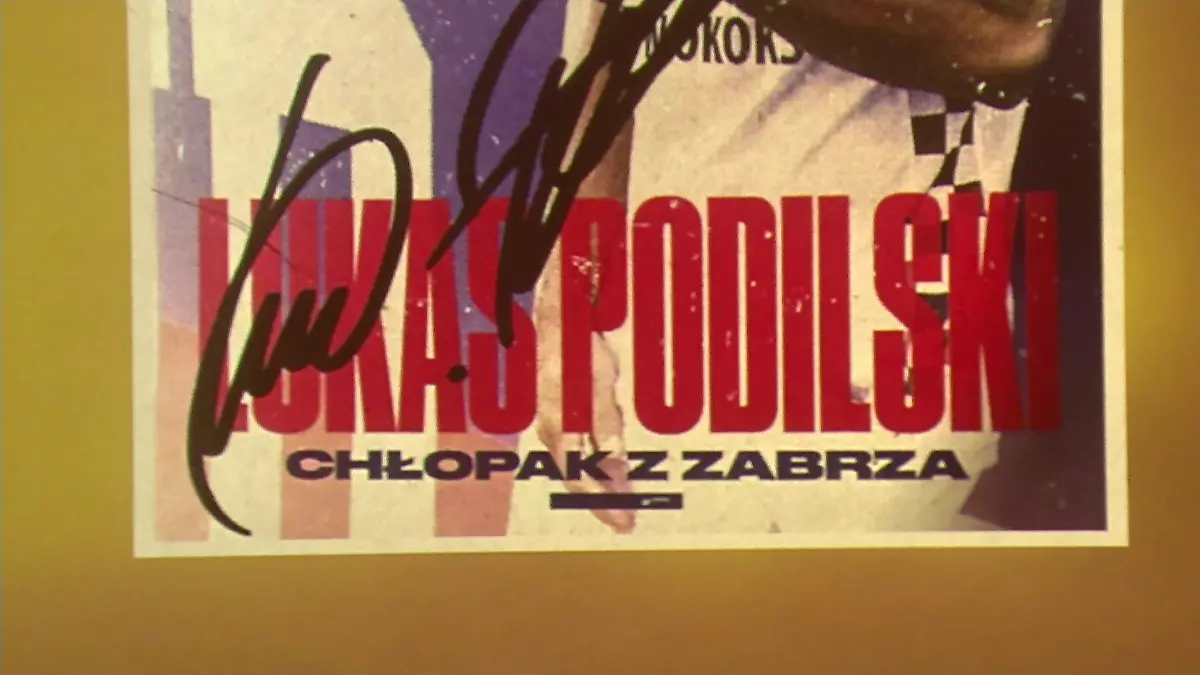 Da ist das gute Stück: Günther Jauchs Autogramm von Lukas Podolski – oder sollten wir lieber sagen Lukas Podilski?