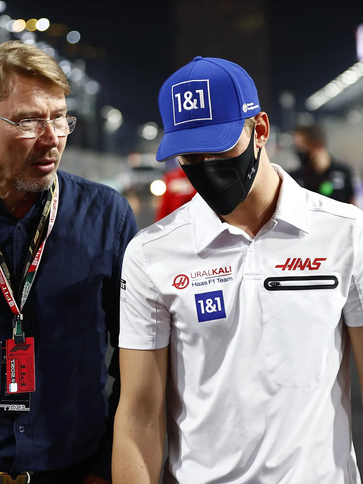  Formula 1 2021: Saudi Arabia GP JEDDAH STREET CIRCUIT, SAUDI ARABIA - DECEMBER 05: Drivers gather for the memorial tribute to Frank Williams on the start finish line Saudi Mick Schumacher, Haas F1 Mika Häkkinen during the Saudi Arabia GP at Jeddah Street Circuit on Sunday December 05, 2021 in Jeddah, Saudi Arabia. Photo by Andy Hone / LAT Images Images PUBLICATIONxINxGERxSUIxAUTxHUNxONLY GP2121_171515_ONZ8518