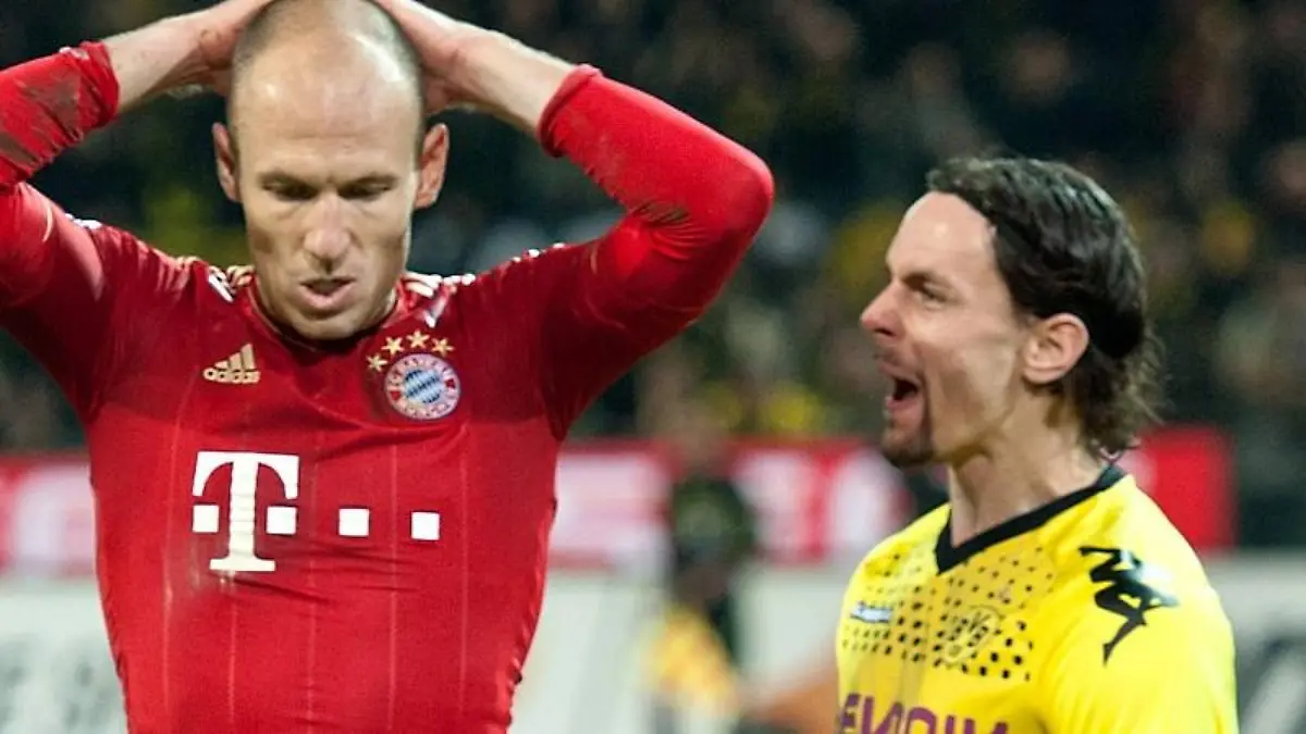 Nach dem verschossenen Elfmeter stauchte Dortmunds Neven Subotic Arjen Robben zusammen.
