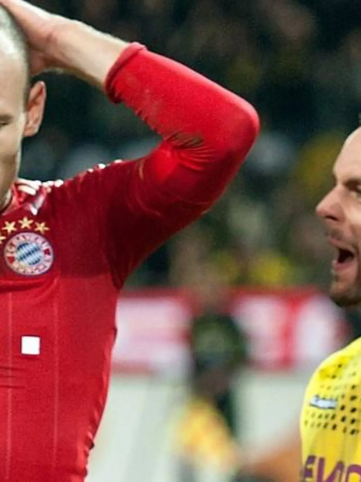 Nach dem verschossenen Elfmeter stauchte Dortmunds Neven Subotic Arjen Robben zusammen.