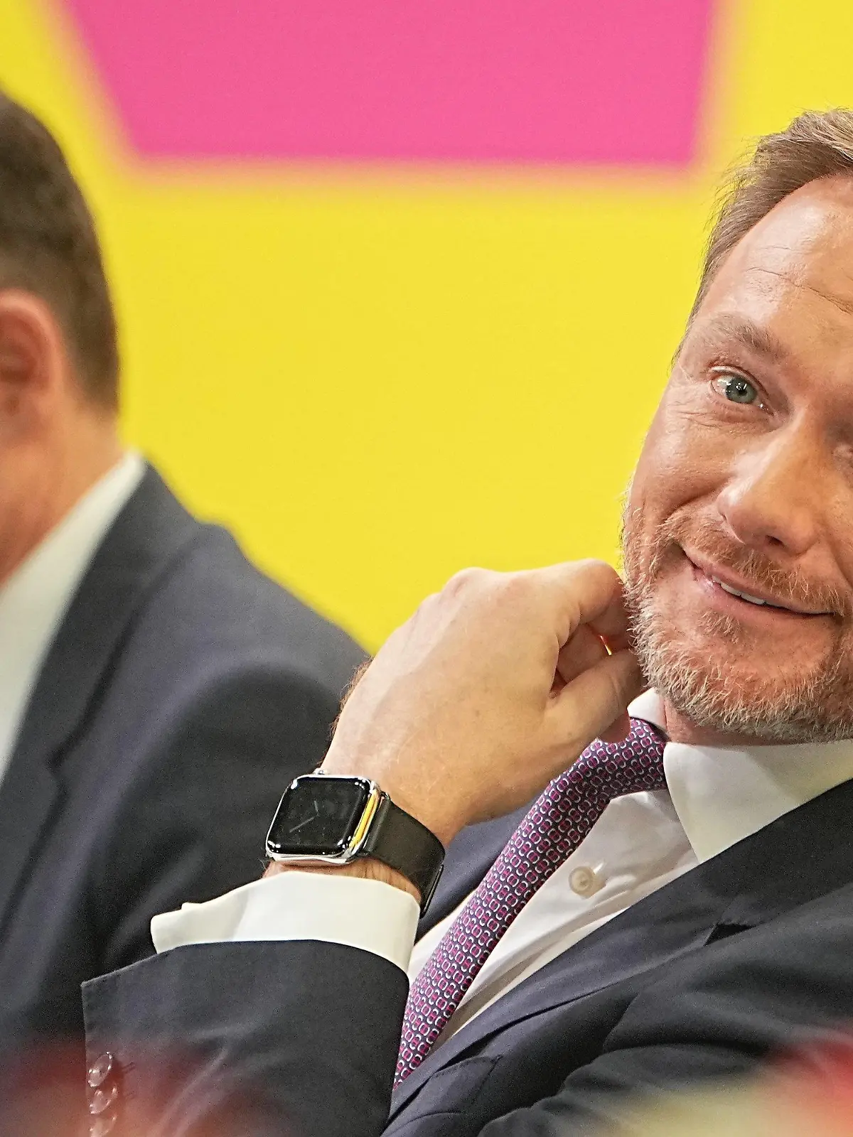 05.12.2021, Berlin: Christian Lindner (r), Parteivorsitzender der FDP, verfolgt die Debatte beim Parteitag der FDP neben Volker Wissing, FDP Generalsekretär. Beim digitalen Parteitag in der ·Station· sind nur das Präsidium und die Medien vor Ort. Der Ampel Koalitionsvertrag mit der SPD und Bündnis90/Die Grünen zur Bildung einer neuen Bundesregierung soll auf dem Bundesparteitag beschlossen werden. Foto: Michael Kappeler/dpa +++ dpa-Bildfunk +++