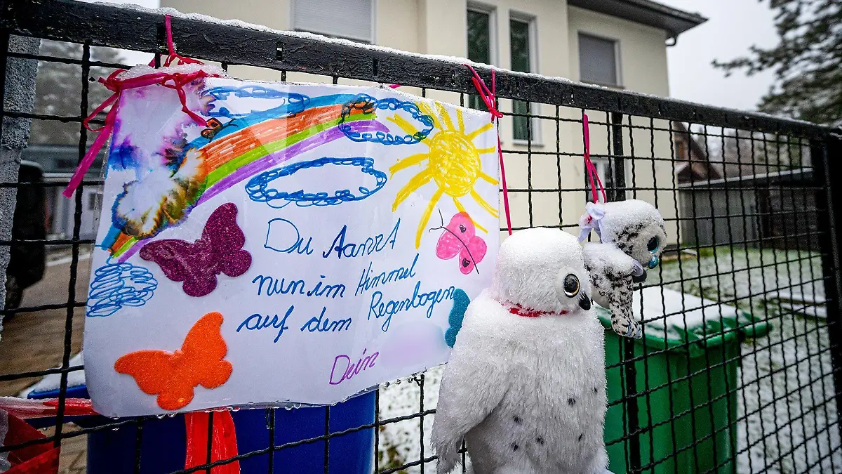 Botschaft vor Zaun vor Einfamilienhaus in Senzig