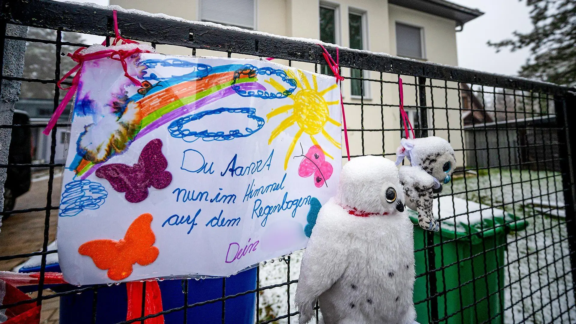 Botschaft vor Zaun vor Einfamilienhaus in Senzig