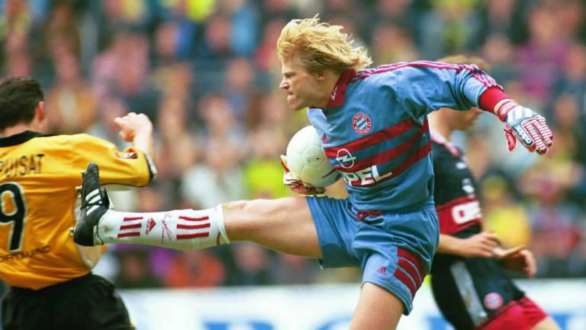 Bildnummer: 00115128 Datum: 03.04.1999 Copyright: imago/Team 2
Torwart Oliver Kahn (Bayern) verliert die Beherrschung und gefährdet vorsätzlich mit gestrecktem Bein die Gesundheit von Stephane Chapuisat (BVB, li.); Keeper, Torhüter , Ball, Duell, Zweikampf, Härte, Foul, Foulspiel, Unsportlichkeit, brutal, unbeherrscht, Unbeherrschtheit, übermotiviert, Rücksichtslosigkeit, Verletzungsgefahr, gestrecktes Bein, Ausrasten, Aussetzer, Karatetritt, Karateeinlage, Saison 1998/1999, BVB Borussia Dortmund - FC Bayern München 2:2, Brutalität, Dortmund, rücksichtslos Ausraster, ausrasten, Aufmacher Kampf, Wut, Spannung, Fußball 1. BL Herren Mannschaft Deutschland Gruppenbild Aktion Werbemotiv Personen Kurios