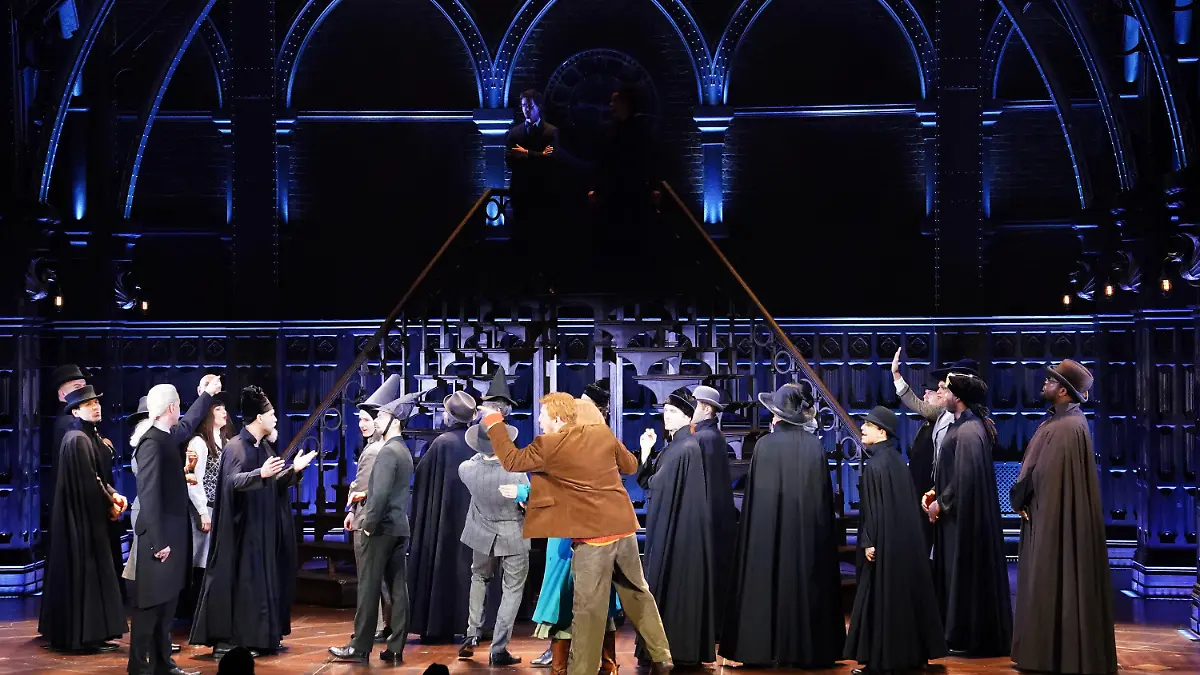 ARCHIV - 28.10.2021, Hamburg: Schauspieler Alen Hodzovic (3.v.l) als Draco Malfoy sowie Schauspieler Markus Schöttl (hinten oben l) als Harry Potter und Schauspielerin Jillian Anthony (hinten oben r) als Hermine Granger spielen eine Szene aus «Harry Potter und das verwunschene Kind» auf der Bühne im Mehr! Theater am Großmarkt. Die Premiere findet am 5. Dezember im Mehr! Theater am Großmarkt statt. (zu dpa: «20 Jahre nach dem Kinostart: Der Zauber von Harry Potter bleibt») Foto: Marcus Brandt/dpa +++ dpa-Bildfunk +++