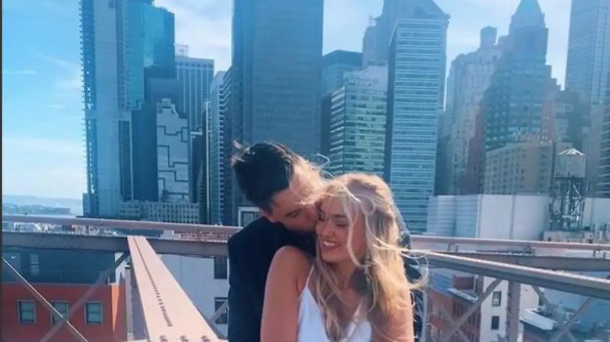 Das frisch verheiratete Brautpaar posiert vor der New Yorker Skyline.