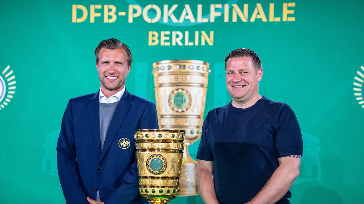 ARCHIV - 22.05.2023, Berlin: Markus Krösche (l), Sportvorstand von Eintracht Frankfurt, und Max Eberl, Sportvorstand von RB Leipzig, stehen beim Cup Handover DFB-Pokal 2023 im Roten Rathaus neben der Trophäe. Am 03. Juni 2023 treffen RB Leipzig und Eintracht Frankfurt im 80. Finale um den DFB-Pokal in Berlin aufeinander. (zu dpa: «Krösche will Trainerfrage nach Finale klären - Kein Kontakt zu Bayern») Foto: Andreas Gora/dpa +++ dpa-Bildfunk +++