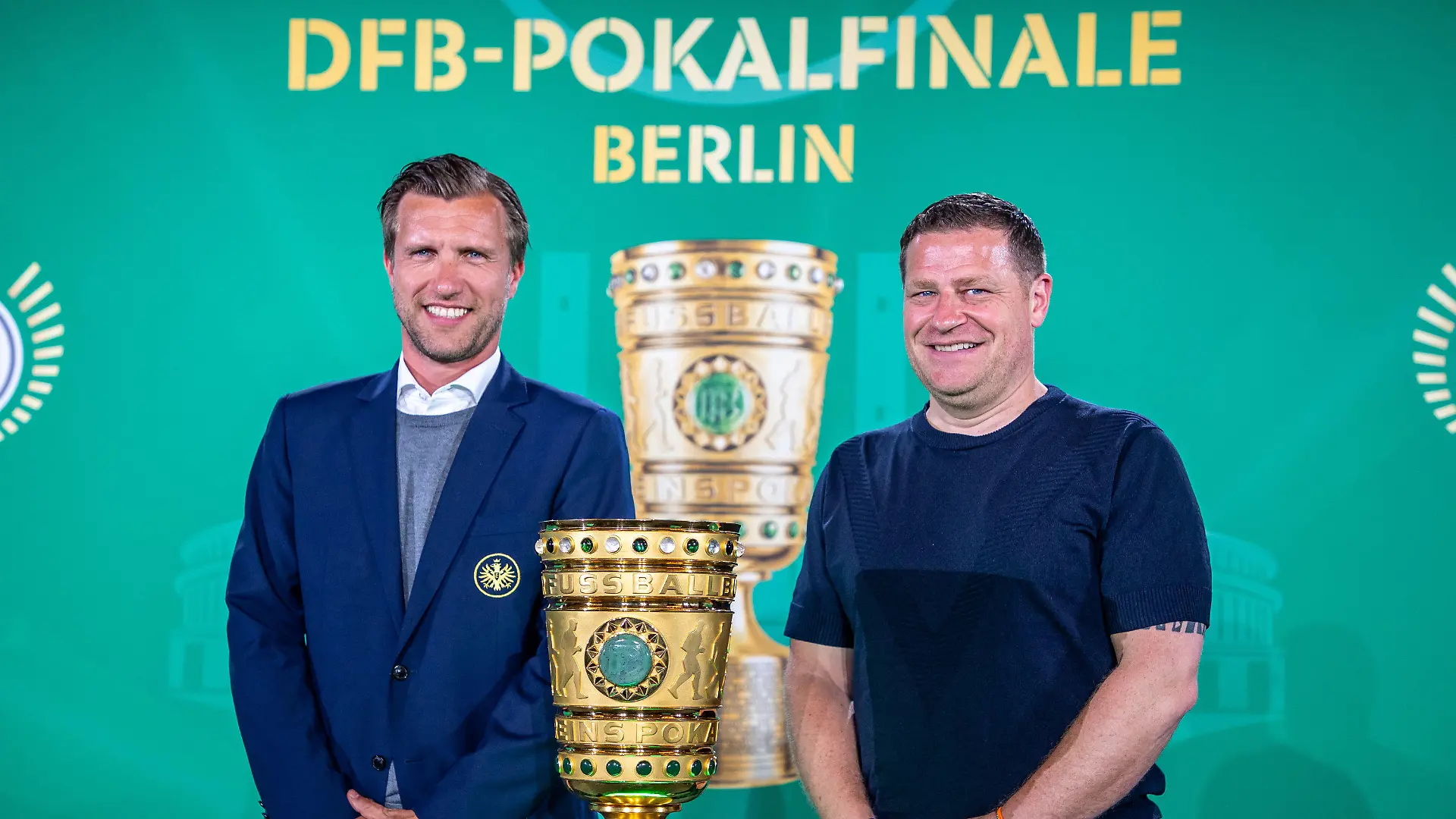 ARCHIV - 22.05.2023, Berlin: Markus Krösche (l), Sportvorstand von Eintracht Frankfurt, und Max Eberl, Sportvorstand von RB Leipzig, stehen beim Cup Handover DFB-Pokal 2023 im Roten Rathaus neben der Trophäe. Am 03. Juni 2023 treffen RB Leipzig und Eintracht Frankfurt im 80. Finale um den DFB-Pokal in Berlin aufeinander. (zu dpa: «Krösche will Trainerfrage nach Finale klären - Kein Kontakt zu Bayern») Foto: Andreas Gora/dpa +++ dpa-Bildfunk +++
