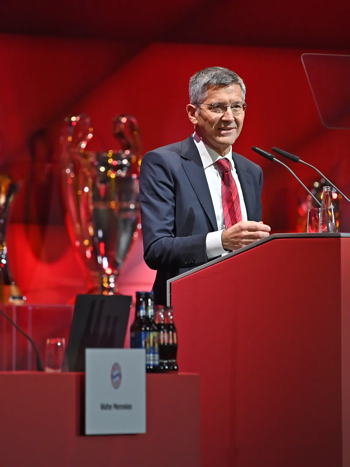 Herbert HAINER (Praesident Bayern Muenchen) am Rednerpult,Rede, Einzelbild,angeschnittenes Einzelmotiv,Halbfigur,halbe Figur. Jahreshauptversammlung 2021 des FC Bayern Muenchen e.V. am 25.11.2021 im AUDI DOME.