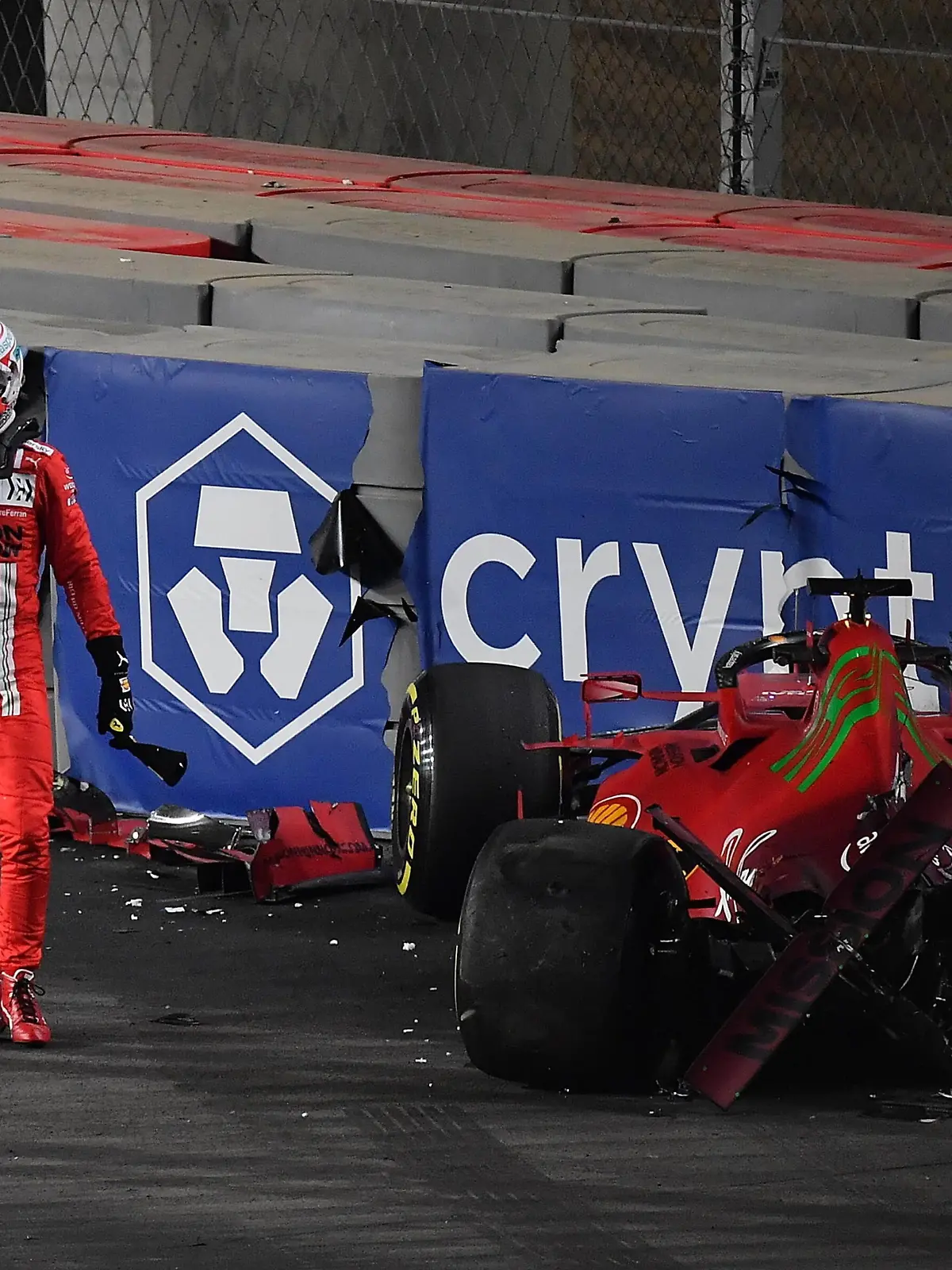  Formel 1 Großer Preis von Saudi-Arabien / 03.12.2021, Jeddah Corniche Circuit, Dschidda, Formel 1 Großer Preis von Saudi-Arabien ,im Bild Unfall von Charles Leclerc MCO, Scuderia Ferrari Mission Winnow *** Formula 1 Saudi Arabia Grand Prix 03 12 2021, Jeddah Corniche Circuit, Jeddah, Formula 1 Saudi Arabia Grand Prix ,in the picture accident of Charles Leclerc MCO , Scuderia Ferrari Mission Winnow... nordphotoxGmbHx/xBratic nph00250