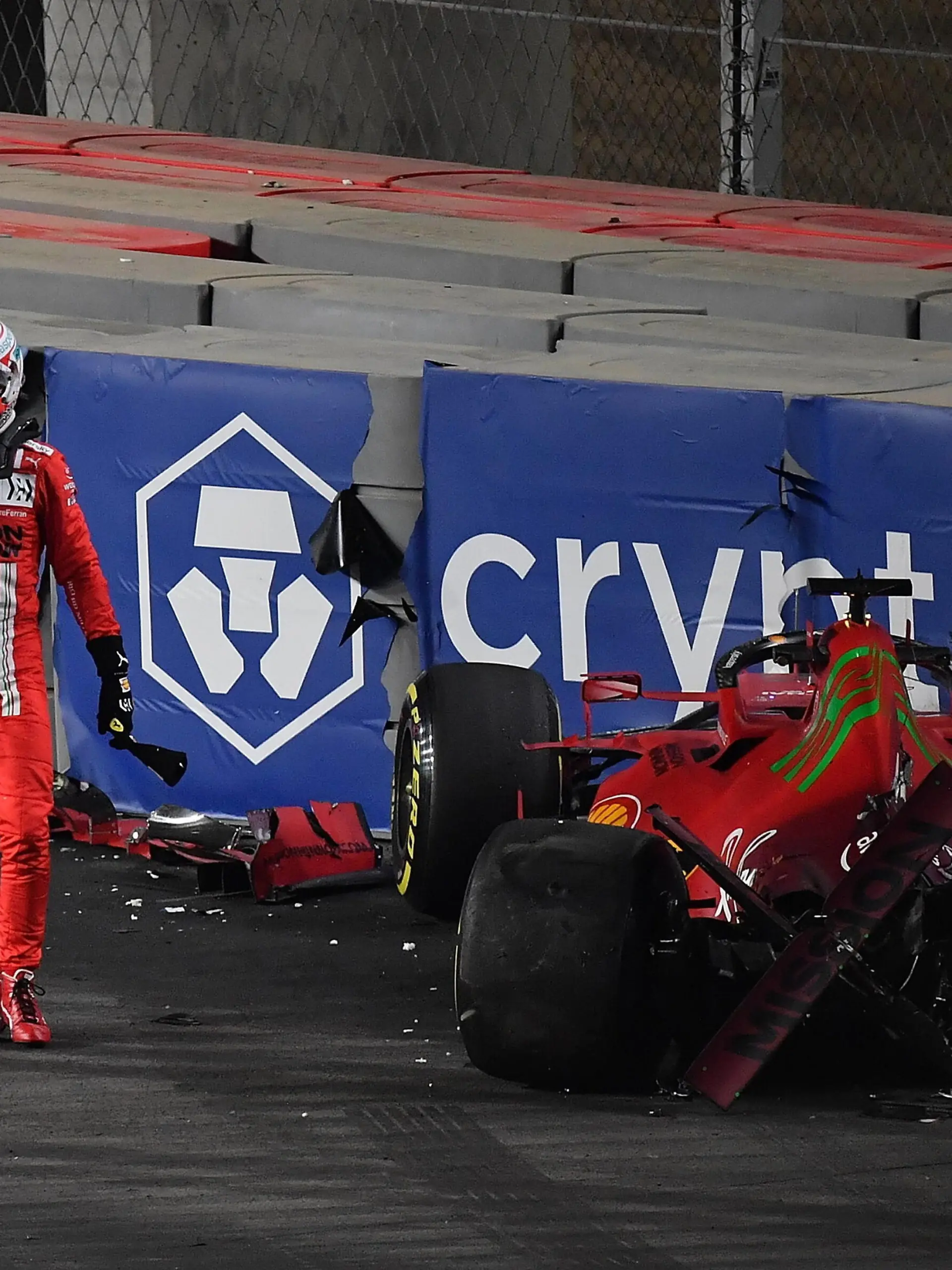  Formel 1 Großer Preis von Saudi-Arabien / 03.12.2021, Jeddah Corniche Circuit, Dschidda, Formel 1 Großer Preis von Saudi-Arabien ,im Bild Unfall von Charles Leclerc MCO, Scuderia Ferrari Mission Winnow *** Formula 1 Saudi Arabia Grand Prix 03 12 2021, Jeddah Corniche Circuit, Jeddah, Formula 1 Saudi Arabia Grand Prix ,in the picture accident of Charles Leclerc MCO , Scuderia Ferrari Mission Winnow... nordphotoxGmbHx/xBratic nph00250