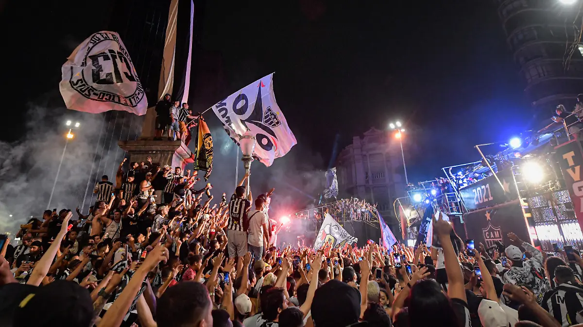 BELO HORIZONTE, BRAZIL - DECEMBER 2: Fans of Atlético Mineiro celebrate winning the Brasileirao 2021 in Praça Sete on December 02, 2021 in Belo Horizonte, Brazil. (Photo by Pedro Vilela/Getty Images)