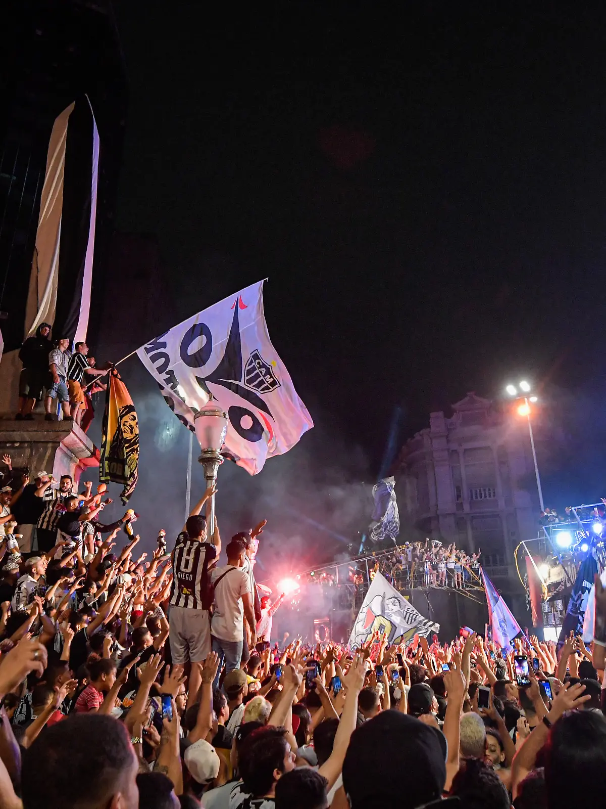 BELO HORIZONTE, BRAZIL - DECEMBER 2: Fans of Atlético Mineiro celebrate winning the Brasileirao 2021 in Praça Sete on December 02, 2021 in Belo Horizonte, Brazil. (Photo by Pedro Vilela/Getty Images)