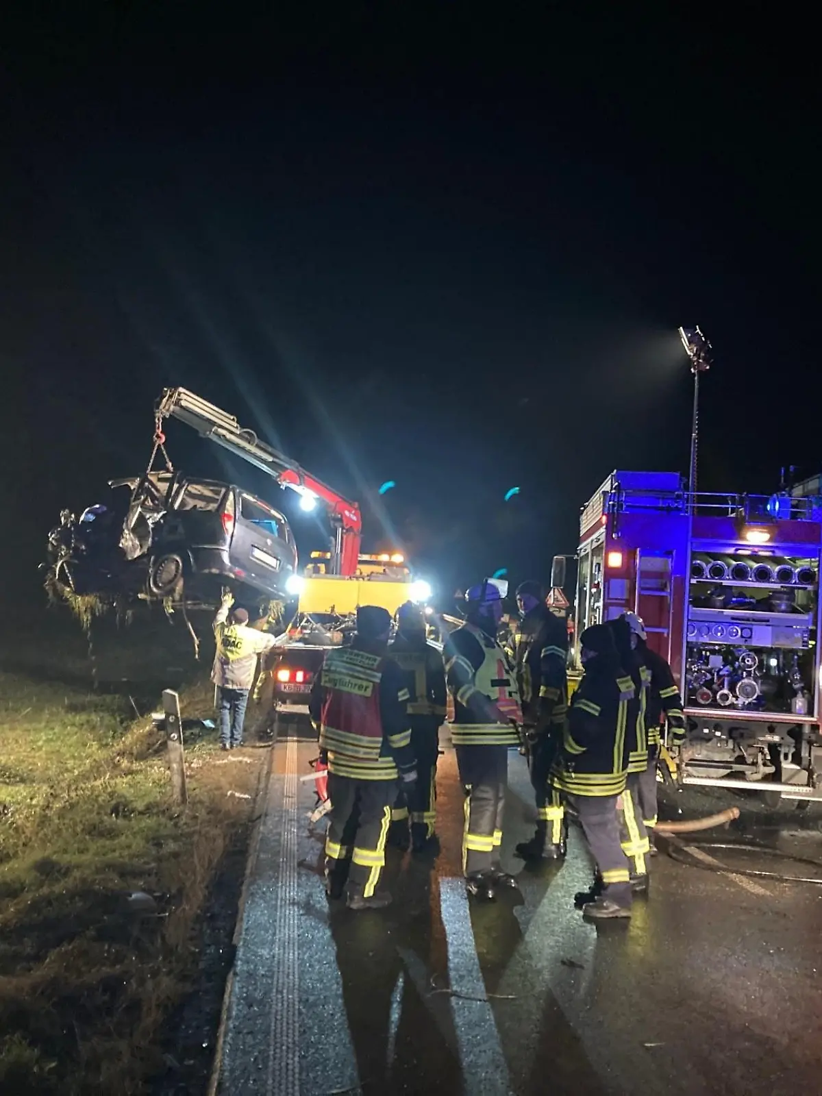 06.12.2021, Hessen, Fritzlar: Nach einem Unfall mit fünf Toten auf der Bundesstraße 253 bei Fritzlar wird ein Autowrack geborgen. (zu dpa: «Fünf Tote bei Frontalzusammenstoß von zwei Autos in Nordhessen») Foto: Nicole Schippers/dpa +++ dpa-Bildfunk +++