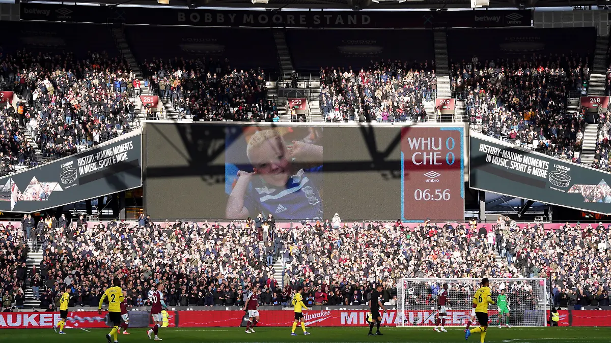 Fußball, Arthur Labinjo-Hughes Gedenken in Englands Stadien West Ham United v Chelsea - Premier League - London Stadium The crowd take part in an applause in the sixth minute of the match for Arthur Labinjo-Hughes during the Premier League match at the London Stadium. Picture date: Saturday December 4, 2021. EDITORIAL USE ONLY No use with unauthorised audio, video, data, fixture lists, club/league logos or live services. Online in-match use limited to 120 images, no video emulation. No use in betting, games or single club/league/player publications. PUBLICATIONxINxGERxSUIxAUTxONLY Copyright: xAdamxDavyx 64118391
