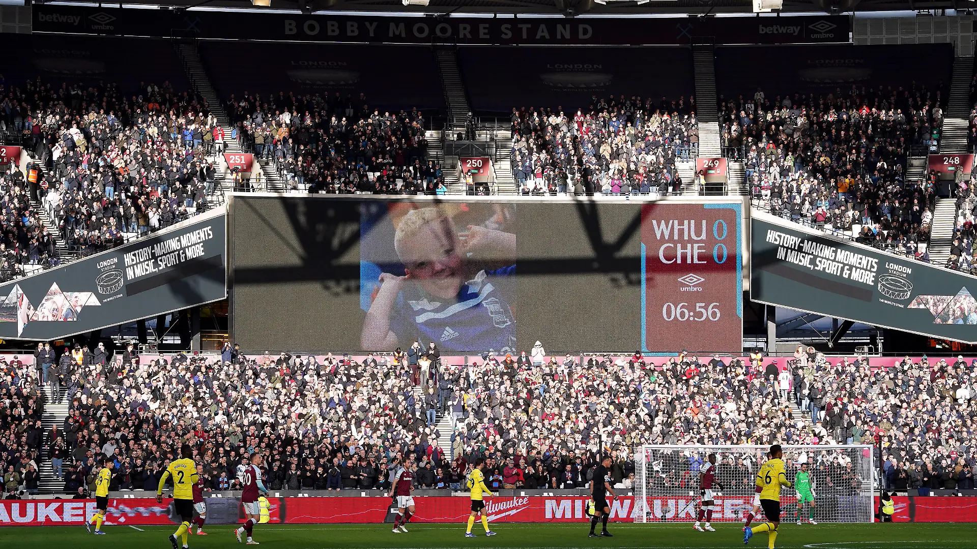 Fußball, Arthur Labinjo-Hughes Gedenken in Englands Stadien West Ham United v Chelsea - Premier League - London Stadium The crowd take part in an applause in the sixth minute of the match for Arthur Labinjo-Hughes during the Premier League match at the London Stadium. Picture date: Saturday December 4, 2021. EDITORIAL USE ONLY No use with unauthorised audio, video, data, fixture lists, club/league logos or live services. Online in-match use limited to 120 images, no video emulation. No use in betting, games or single club/league/player publications. PUBLICATIONxINxGERxSUIxAUTxONLY Copyright: xAdamxDavyx 64118391