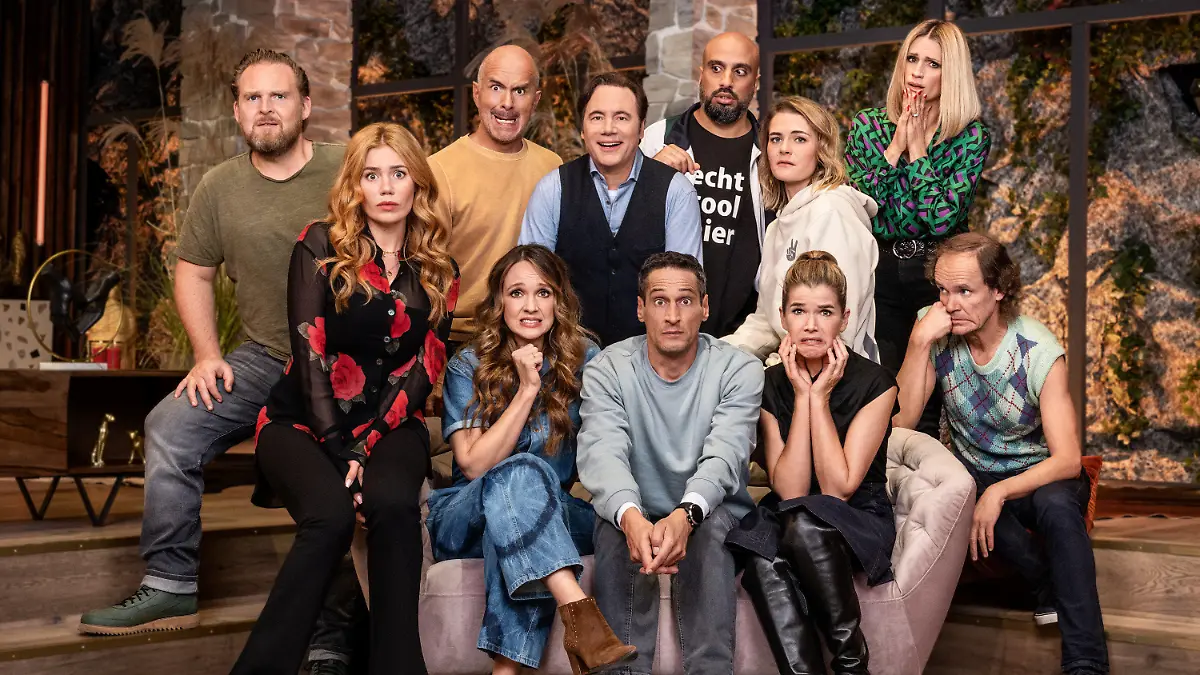 HANDOUT - 18.10.2021, ---, -: Prime Video stellt Stars der dritten Staffel der Amazon Original Erfolgsshow "LOL: Last One Laughing" vor. Anke Engelke, Michelle Hunziker, Palina Rojinski, Carolin Kebekus, Hazel Brugger, Christoph Maria Herbst, Mirco Nontschew, Abdelkarim, Axel Stein und Olaf Schubert müssen sich diesmal das Lachen verkneifen. (undatierte Aufnahme). Der Cast für die dritte Staffel der erfolgreichen Streaming-Comedyshow «LOL - Last One Laughing» bei Prime Video von Amazon steht fest. Der Streaming-Dienst teilte am Dienstag der Deutschen Presse-Agentur diese Namen für den Start im Frühjahr 2022 mit: Palina Rojinski, Hazel Brugger, Michelle Hunziker, Christoph Maria Herbst, Abdelkarim, Axel Stein und Olaf Schubert. Anke Engelke stelle sich zum dritten Mal der Herausforderung, Carolin Kebekus und Mirco Nontschew seien zum zweiten Mal dabei. (zu dpa: «Schubert und Engelke bei Staffel 3 von Comedyshow «Last One Laughing»») Foto: Frank Zauritz/Prime Video /dpa - ACHTUNG: Nur zur redaktionellen Verwendung im Zusammenhang mit einer Berichterstattung über die Sendung Comedyshow «Last One Laughing» und nur mit vollständiger Nennung des vorstehenden Credits +++ dpa-Bildfunk +++