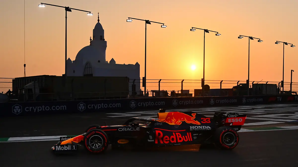 JEDDAH, SAUDI ARABIA - DECEMBER 04: Max Verstappen of the Netherlands driving the (33) Red Bull Racing RB16B Honda during final practice ahead of the F1 Grand Prix of Saudi Arabia at Jeddah Corniche Circuit on December 04, 2021 in Jeddah, Saudi Arabia. (Photo by Dan Mullan/Getty Images)