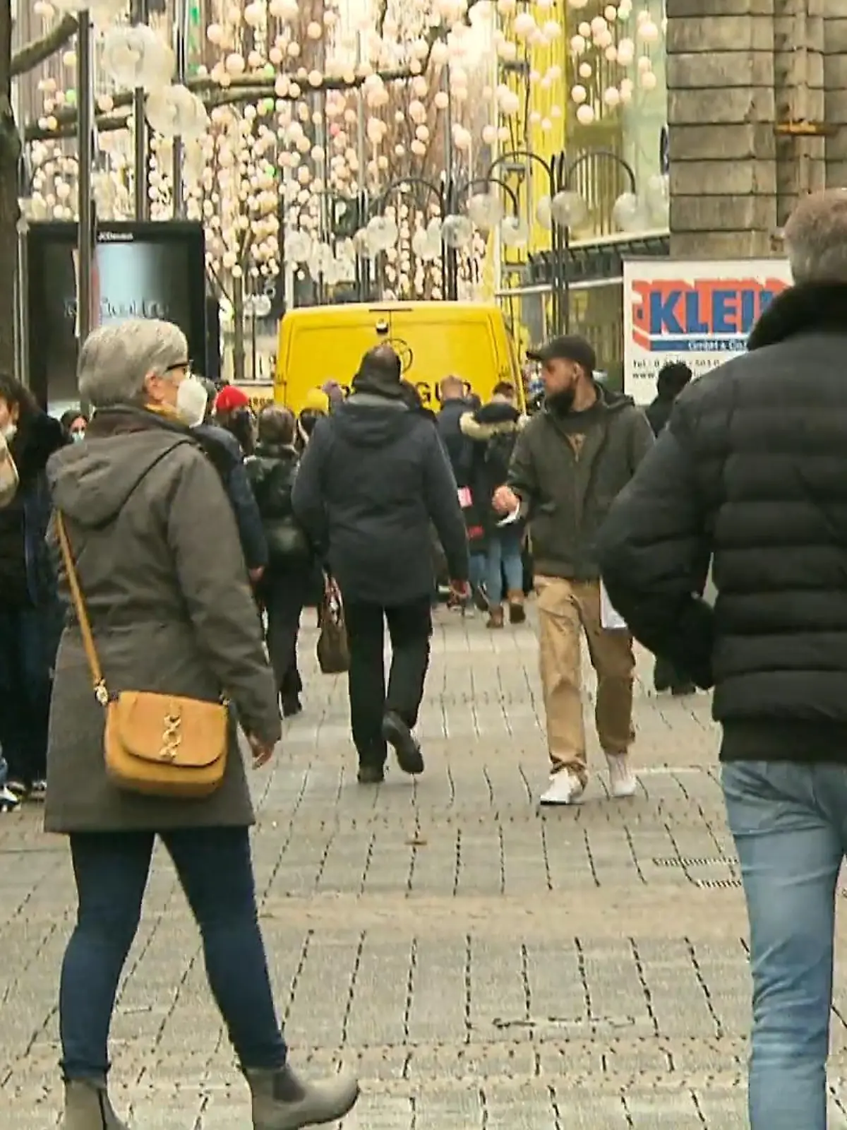 Wie zahlen Sie ihre Weihnachtsgeschenke? Bar? Mit Karte? Oder zücken Sie auch mal die Kreditkarte? Dann geht es Ihnen wie 35 Prozent der Deutschen. Dabei sollte man das nicht zu häufig machen. Warum? Erklären wir im Video.