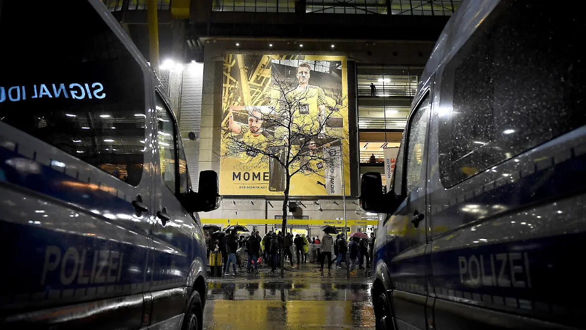  Fußball: 1. Bundesliga, 14. Spieltag, Borussia Dortmund - FC Bayern München am 04.12.2021 im Signal-Iduna-Park in Dortmund Nordrhein-Westfalen. Zwei Polizeiwagen stehen vor dem Westfalenstadion an der Nordtribüne. DFL REGULATIONS PROHIBIT ANY USE OF PHOTOGRAPHS AS IMAGE SEQUENCES AND/OR QUASI-VIDEO. *** Football 1 Bundesliga, Matchday 14, Borussia Dortmund FC Bayern Munich on 04 12 2021 at Signal Iduna Park in Dortmund North Rhine Westphalia Two police cars are parked in front of the Westfalenstadion at the North Stand DFL REGULATES PROHIBIT ANY USE OF PHOTOGRAPHS AS IMAGE SEQUENCES AND OR QUASI VIDEO Copyright: xChristopherxNeundorfx