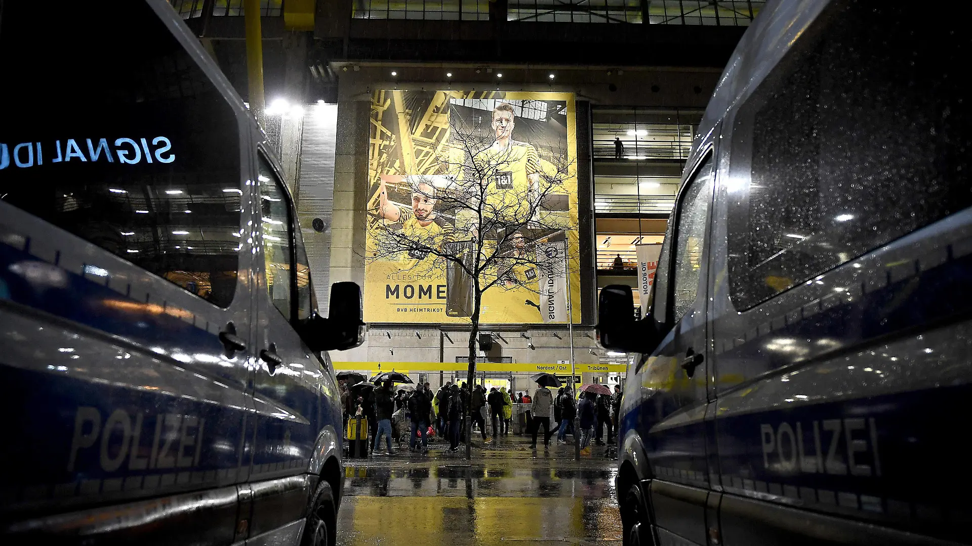 Fußball: 1. Bundesliga, 14. Spieltag, Borussia Dortmund - FC Bayern München am 04.12.2021 im Signal-Iduna-Park in Dortmund Nordrhein-Westfalen. Zwei Polizeiwagen stehen vor dem Westfalenstadion an der Nordtribüne. DFL REGULATIONS PROHIBIT ANY USE OF PHOTOGRAPHS AS IMAGE SEQUENCES AND/OR QUASI-VIDEO. *** Football 1 Bundesliga, Matchday 14, Borussia Dortmund FC Bayern Munich on 04 12 2021 at Signal Iduna Park in Dortmund North Rhine Westphalia Two police cars are parked in front of the Westfalenstadion at the North Stand DFL REGULATES PROHIBIT ANY USE OF PHOTOGRAPHS AS IMAGE SEQUENCES AND OR QUASI VIDEO Copyright: xChristopherxNeundorfx