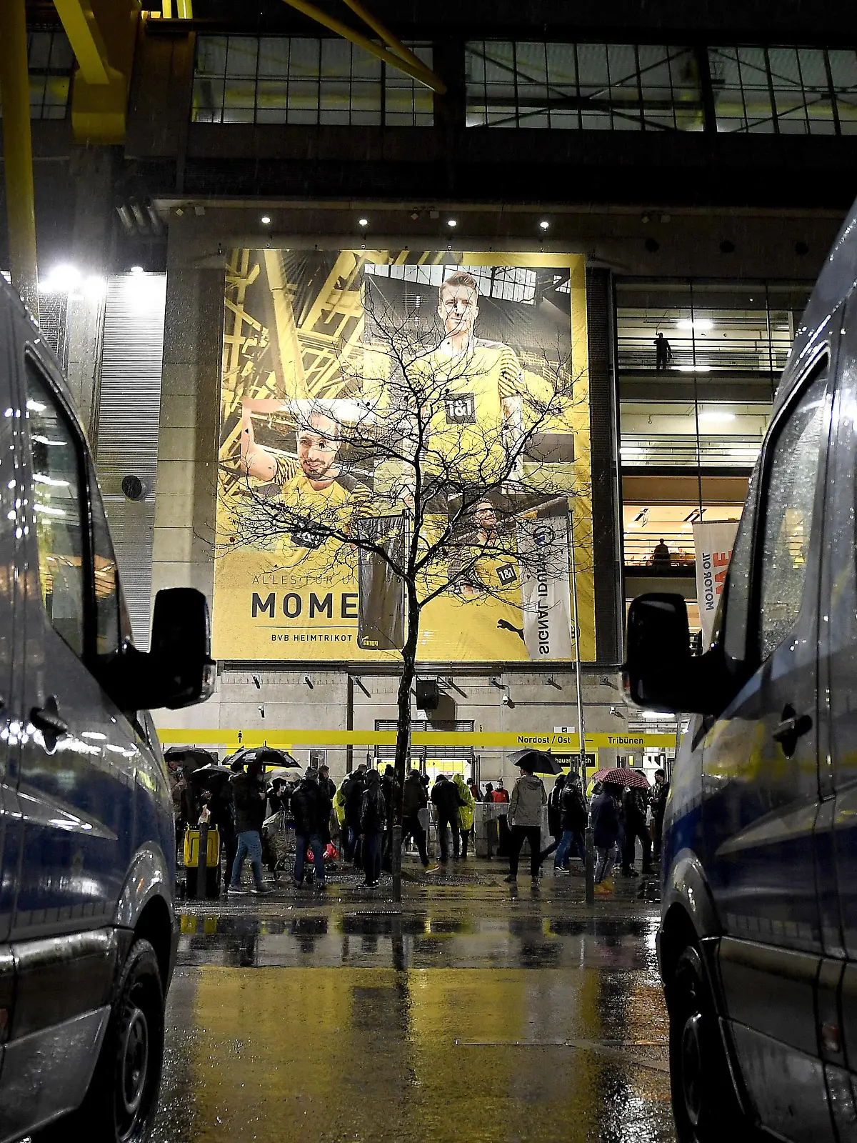  Fußball: 1. Bundesliga, 14. Spieltag, Borussia Dortmund - FC Bayern München am 04.12.2021 im Signal-Iduna-Park in Dortmund Nordrhein-Westfalen. Zwei Polizeiwagen stehen vor dem Westfalenstadion an der Nordtribüne. DFL REGULATIONS PROHIBIT ANY USE OF PHOTOGRAPHS AS IMAGE SEQUENCES AND/OR QUASI-VIDEO. *** Football 1 Bundesliga, Matchday 14, Borussia Dortmund FC Bayern Munich on 04 12 2021 at Signal Iduna Park in Dortmund North Rhine Westphalia Two police cars are parked in front of the Westfalenstadion at the North Stand DFL REGULATES PROHIBIT ANY USE OF PHOTOGRAPHS AS IMAGE SEQUENCES AND OR QUASI VIDEO Copyright: xChristopherxNeundorfx