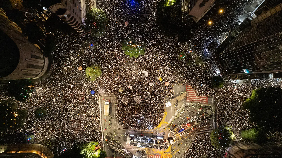 *** BESTPIX *** BELO HORIZONTE, BRAZIL - DECEMBER 2: In an aerial view, fans of Atlético Mineiro celebrate winning the Brasileirao 2021 along Praça Sete on December 02, 2021 in Belo Horizonte, Brazil. (Photo by Pedro Vilela/Getty Images)