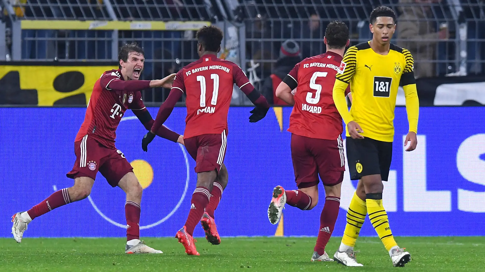  Fußball 1. Bundesliga 14. Spieltag Borussia Dortmund - FC Bayern München am 04.12.2021 im Signal Iduna Park in Dortmund Torjubel / Jubel zum 1:2 durch Kingsley Coman  München  V.l.n.r.: Thomas Müller  München , Kingsley Coman  München , Benjamin Pavard  München , Jude Bellingham  Dortmund  DFL regulations prohibit any use of photographs as image sequences and/or quasi-video. *** Fußball 1 Bundesliga 14 Spieltag Borussia Dortmund FC Bayern München am 04 12 2021 im Signal Iduna Park in Dortmund Torjubel Jubel zum 1 2 durch Kingsley Coman München V l n r Thomas Müller München , Kingsley Coman München , Benjamin Pavard München , Jude Bellingham Dortmund DFL regulations prohibit any use of photographs as image sequences and or quasi video xRx