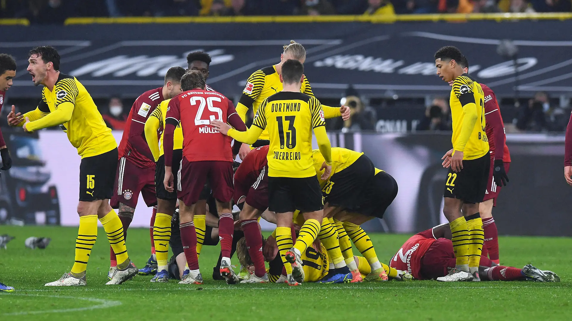 Fußball 1. Bundesliga 14. Spieltag Borussia Dortmund - FC Bayern München am 04.12.2021 im Signal Iduna Park in Dortmund Julian Brandt  Dortmund  und Dayot Upamecano  München  liegen nach Kopf Zusammenprall verletzt auf dem Boden DFL regulations prohibit any use of photographs as image sequences and/or quasi-video. *** Football 1 Bundesliga 14 Matchday Borussia Dortmund FC Bayern Munich on 04 12 2021 at Signal Iduna Park in Dortmund Julian Brandt Dortmund and Dayot Upamecano Munich lie injured on the ground after head collision DFL regulations prohibit any use of photographs as image sequences and or quasi video xRx 
