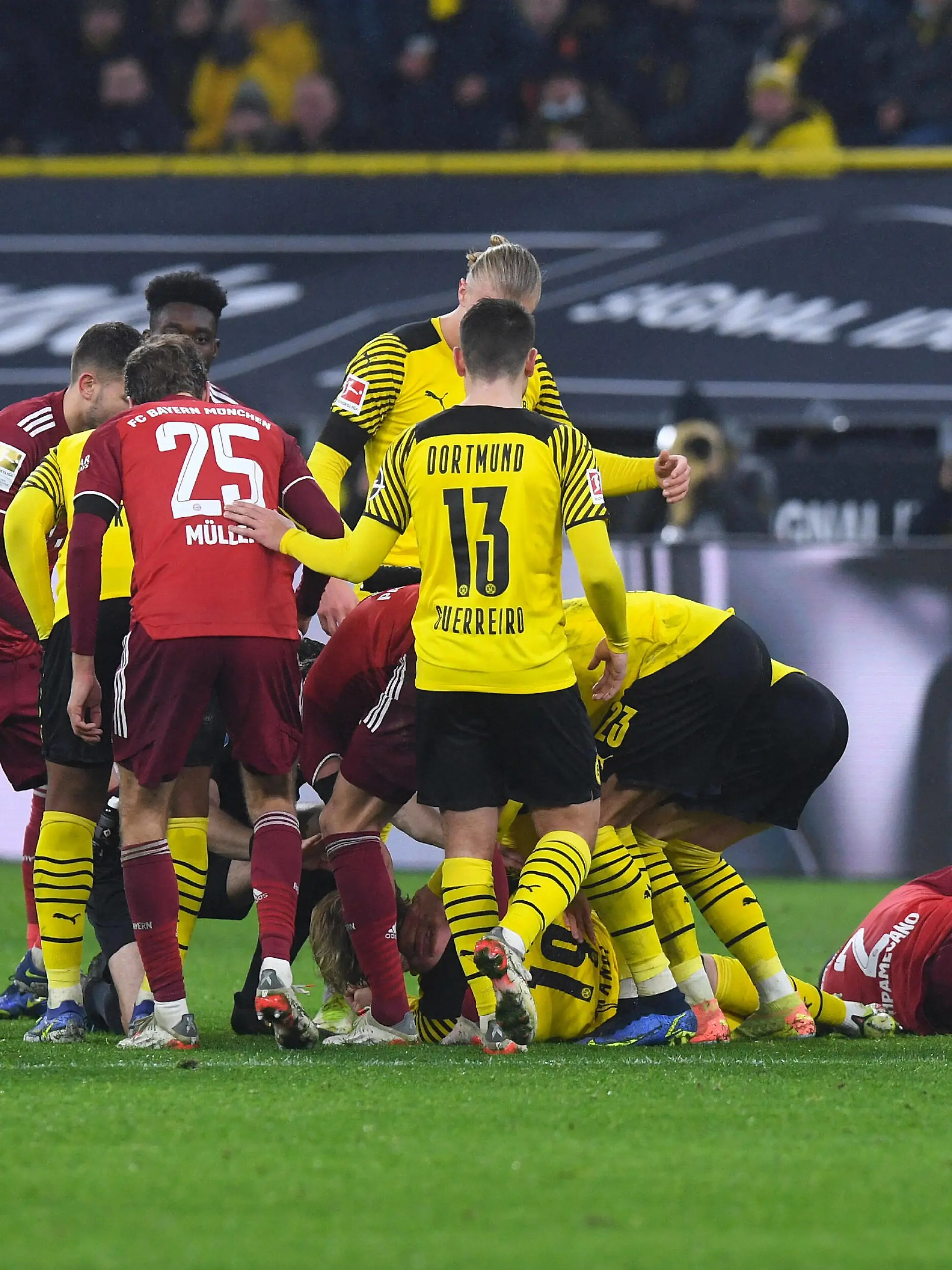 Fußball 1. Bundesliga 14. Spieltag Borussia Dortmund - FC Bayern München am 04.12.2021 im Signal Iduna Park in Dortmund Julian Brandt  Dortmund  und Dayot Upamecano  München  liegen nach Kopf Zusammenprall verletzt auf dem Boden DFL regulations prohibit any use of photographs as image sequences and/or quasi-video. *** Football 1 Bundesliga 14 Matchday Borussia Dortmund FC Bayern Munich on 04 12 2021 at Signal Iduna Park in Dortmund Julian Brandt Dortmund and Dayot Upamecano Munich lie injured on the ground after head collision DFL regulations prohibit any use of photographs as image sequences and or quasi video xRx 