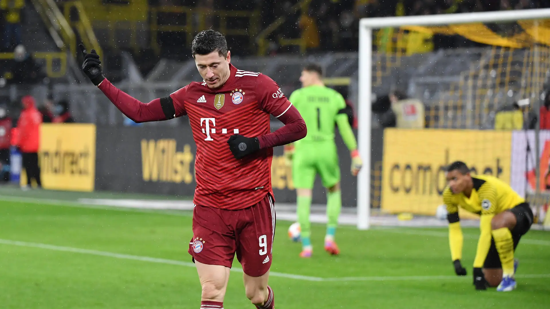 Jubel Robert Lewandowski Bayern Muenchen 04.12.2021, Fussball GER, Saison 2021 2022, 1. Bundesliga, 14. Spieltag, Borussia Dortmund - FC Bayern München, Foto: Maik Hölter/TEAM2sportphoto ***DFL regulations prohibit any use of photographs as image sequences and/or quasi-video.*** Dortmund Nordrhein Westfalen Deutschland *** Cheer Robert Lewandowski Bayern Muenchen 04 12 2021, Football GER, Season 2021 2022, 1 Bundesliga, Matchday 14, Borussia Dortmund FC Bayern Munich, Photo Maik Hölter TEAM2sportphoto DFL regulations prohibit any use of photographs as image sequences and or quasi video Dortmund Nordrhein Westfalen Germany Team2