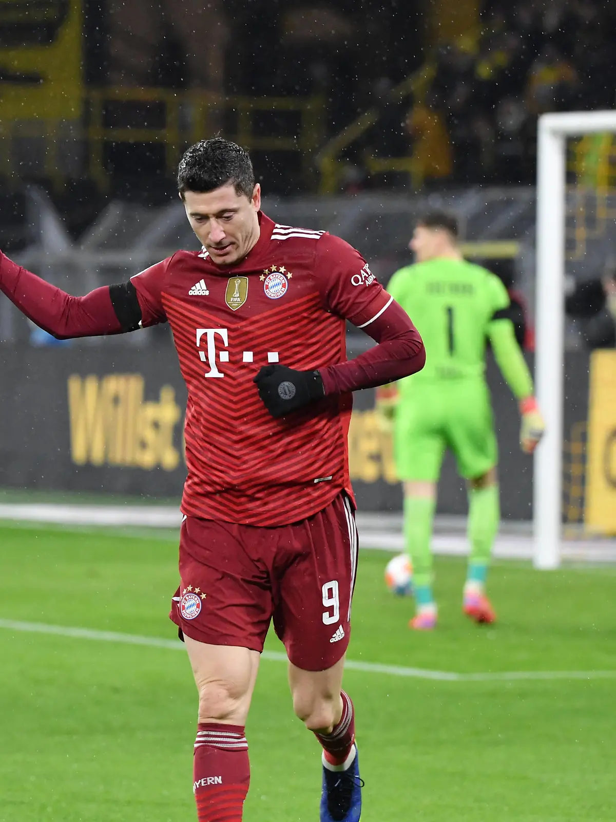  Jubel Robert Lewandowski Bayern Muenchen 04.12.2021, Fussball GER, Saison 2021 2022, 1. Bundesliga, 14. Spieltag, Borussia Dortmund - FC Bayern München, Foto: Maik Hölter/TEAM2sportphoto ***DFL regulations prohibit any use of photographs as image sequences and/or quasi-video.*** Dortmund Nordrhein Westfalen Deutschland *** Cheer Robert Lewandowski Bayern Muenchen 04 12 2021, Football GER, Season 2021 2022, 1 Bundesliga, Matchday 14, Borussia Dortmund FC Bayern Munich, Photo Maik Hölter TEAM2sportphoto DFL regulations prohibit any use of photographs as image sequences and or quasi video Dortmund Nordrhein Westfalen Germany Team2