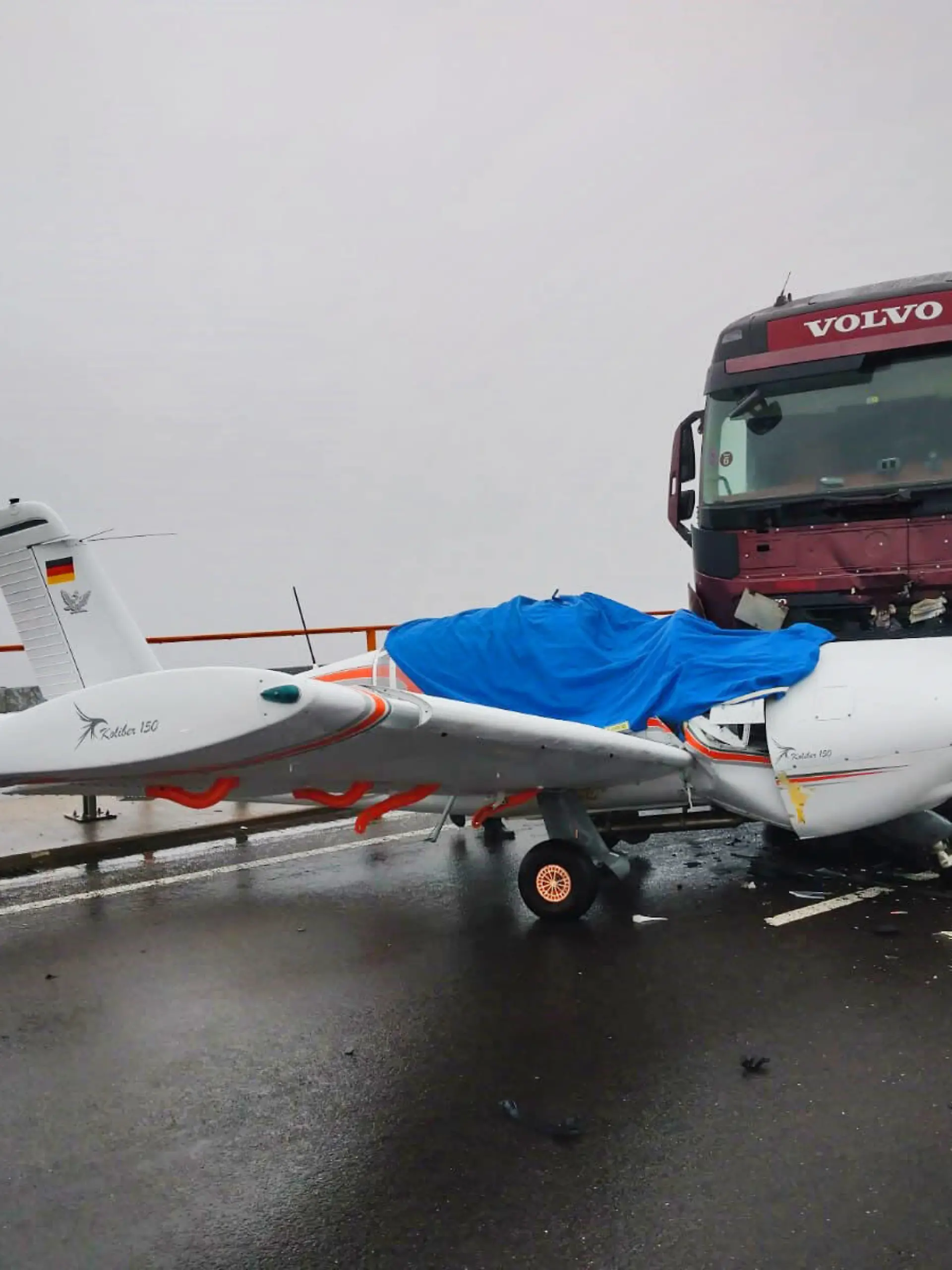 Am Samstag, 04.12.2021, staunten die Polizeibeamten der PI Waldfischbach-Burgalben nicht schlecht, als ihnen um kurz nach 12.00 Uhr der Zusammenstoß eines Sattelzuges mit einem Propellerflugzeug mitten auf der Schwarzbachtalbrücke der A62 nahe Höheinöd gemeldet wurde. Die sofort zahlreich entsandten Rettungskräfte von Polizei, Feuerwehr und Rettungsdienst trafen auf einen unverletzten Fahrer eines Sattelzugs und den 72jährigen Pilot einer einmotorigen Propellermaschine, der nur geringe Blessuren davon getragen hatte. Nach den ersten Ermittlungen war die Maschine auf einem Flug von Frankreich nach Niedersachsen, als technische Probleme zu einem Stillstand des Motors führten. Der Pilot musste dann binnen weniger Momente eine Entscheidu 