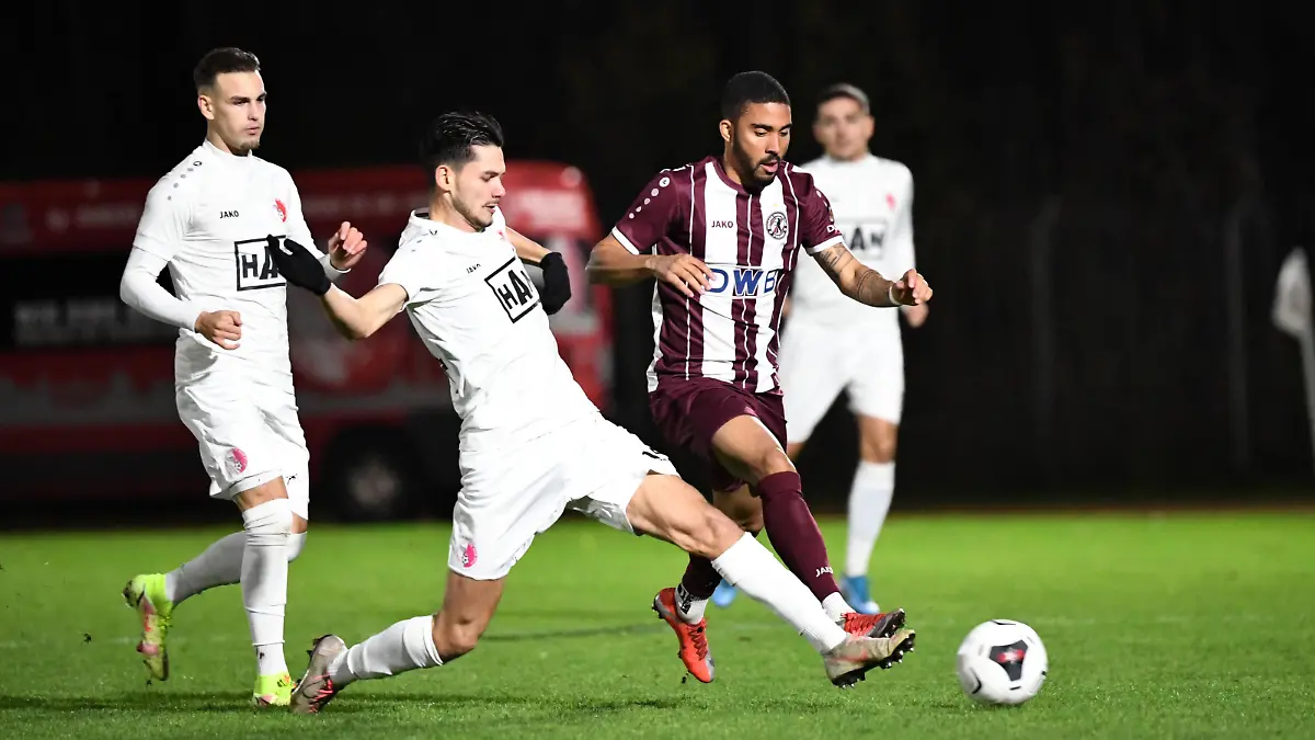 Fussball, Herren, Saison 2021/2022, Regionalliga Nordost 18. Spieltag, Berliner AK - BFC Dynamo, v. l. Joel Richter Berliner AK 07,BAK, Ugur Ogulcan Tezel Berliner AK 07,BAK, Darryl Julian Geurts BFC Dynamo, 30.11. 2021, *** Football, Men, Season 2021 2022, Regionalliga Nordost 18 Matchday , Berliner AK BFC Dynamo, v l Joel Richter Berliner AK 07,BAK , Ugur Ogulcan Tezel Berliner AK 07,BAK , Darryl Julian Geurts BFC Dynamo , 30 11 2021, Copyright: xSebastianxRäppold/MatthiasxKochx