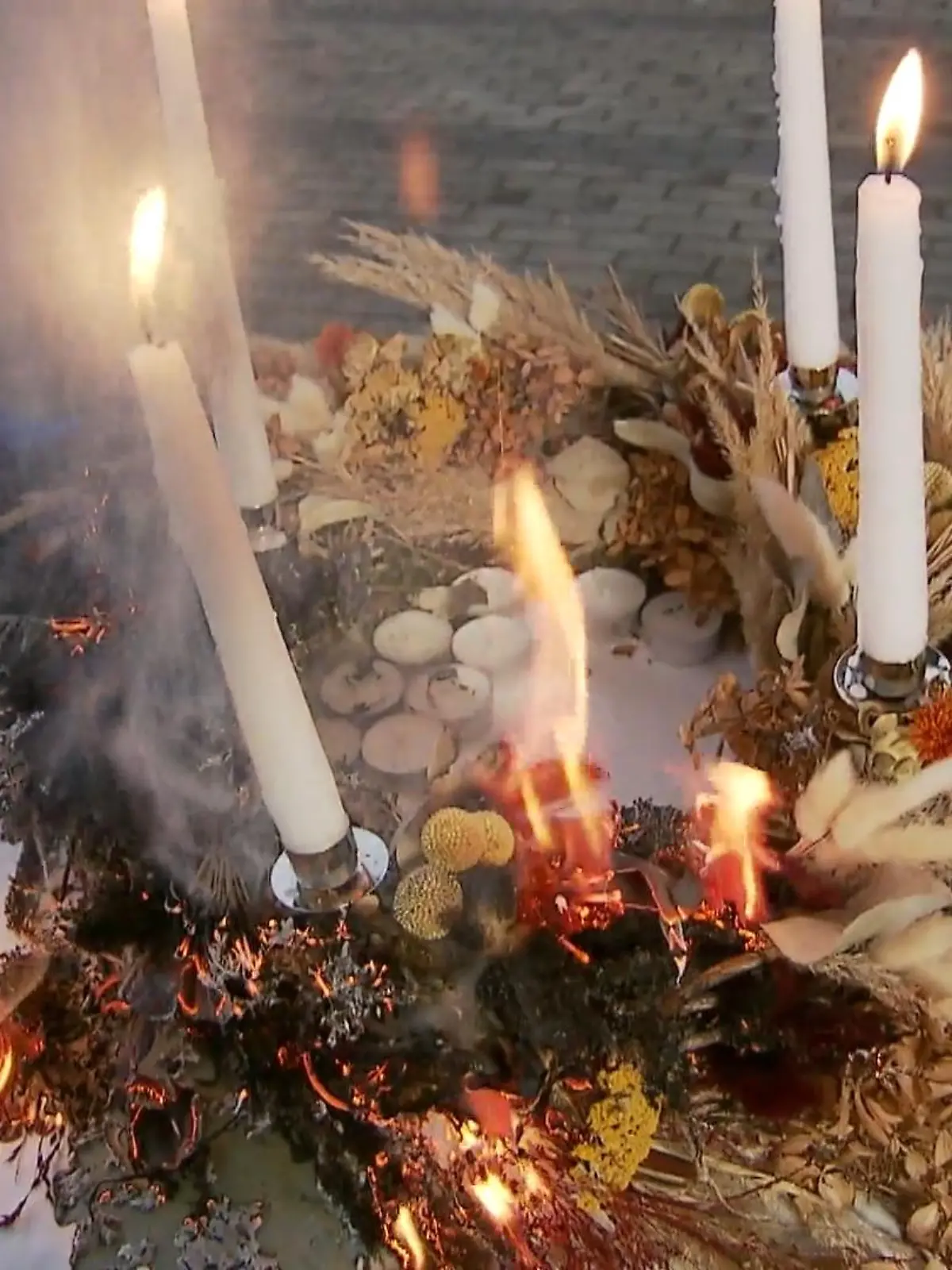 Feuer-Drama bei Cathy Hummels (33)! Eigentlich wollte die Mama von Sohn Ludwig (3) gerade auf einen Kindergeburtstag – bis ihr gerade topmoderner Trockenblumenadventskranz plötzlich in Flammen stand. Auf Instagram berichtete sie von dem Unfall und postete die krassen Bilder. Aber sind die Teile wirklich so gefährlich?