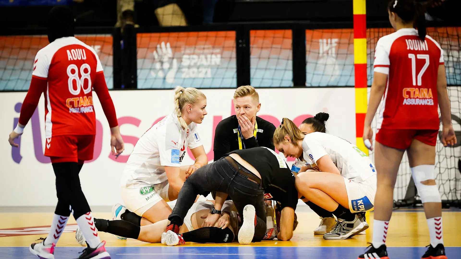  Kathrine HEINDAHL 10, Jesper JENSEN coach, Mette TRANBORG 18 during the handball match, Denmark vs Tunisia, 25th IHF Womens World Championship, WM, Weltmeisterschaft Spain, 02.12.2021, PUBLICATIONxNOTxINxSLOxCROxSRB Copyright: xJozoxCabrajax/xkolektiffx