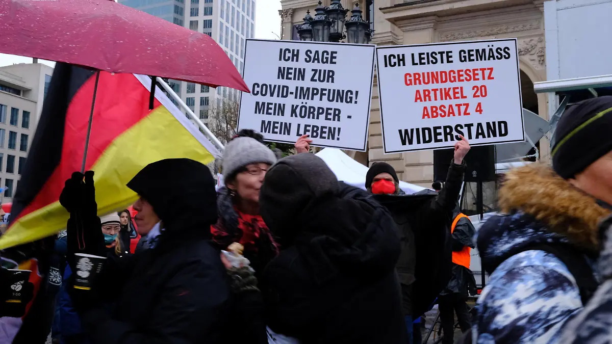  04.12.2021, Frankfurt am Main, DEU Demonstration von Querdenkern in der Frankfurter Innenstadt auf dem Opernplatz *** 04 12 2021, Frankfurt am Main, DEU Demonstration of lateral thinkers in Frankfurt city centre at Opernplatz