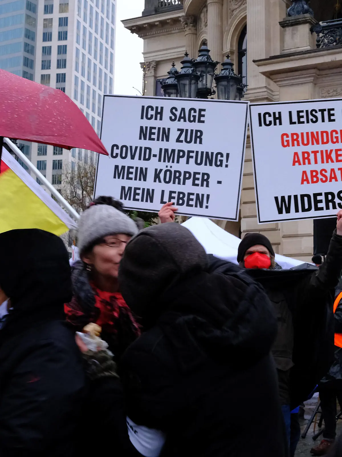  04.12.2021, Frankfurt am Main, DEU Demonstration von Querdenkern in der Frankfurter Innenstadt auf dem Opernplatz *** 04 12 2021, Frankfurt am Main, DEU Demonstration of lateral thinkers in Frankfurt city centre at Opernplatz