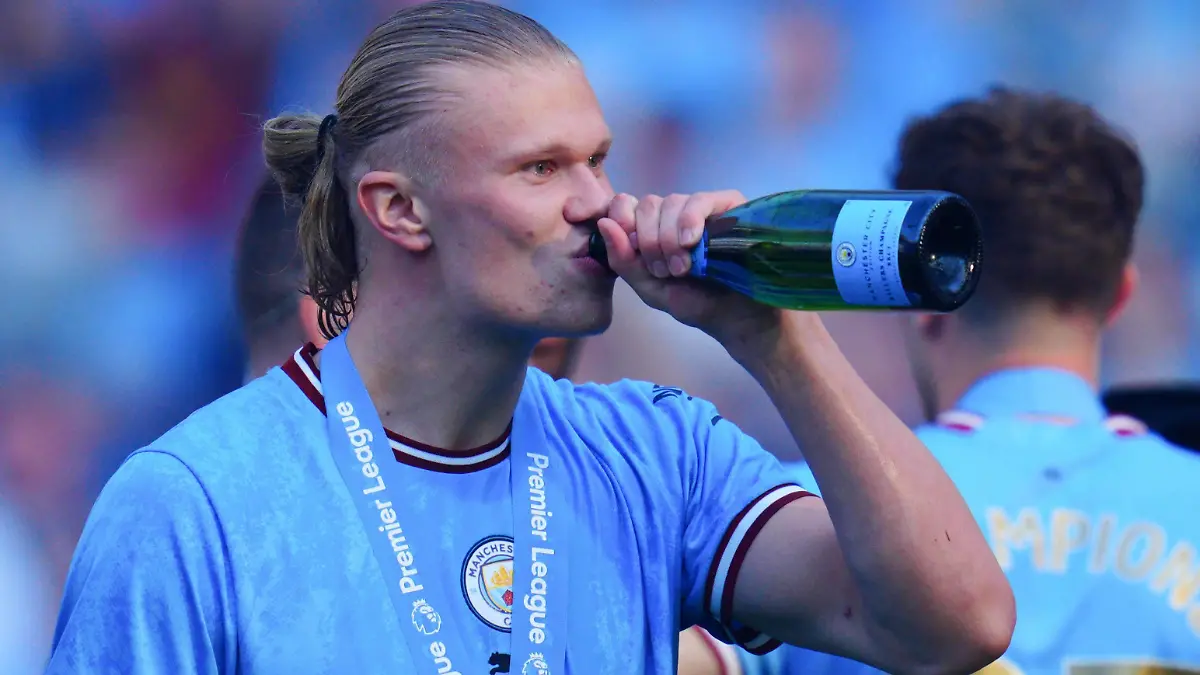 Mandatory Credit: Photo by Javier Garcia/Shutterstock 13920111ii Erling Haaland of Manchester City celebrates with champagne Manchester City v Chelsea, Premier League, Football, Etihad Stadium, Manchester, UK - 21 May 2023 EDITORIAL USE ONLY No use with unauthorised audio, video, data, fixture lists, club/league logos or live services. Online in-match use limited to 120 images, no video emulation. No use in betting, games or single club/league/player publications. Manchester City v Chelsea, Premier League, Football, Etihad Stadium, Manchester, UK - 21 May 2023 EDITORIAL USE ONLY No use with unauthorised audio, video, data, fixture lists, club/league logos or live services. Online in-match use limited to 120 images, no video emulation. No use in betting, games or single club/league/player publications. PUBLICATIONxINxGERxSUIxAUTxHUNxGRExMLTxCYPxROUxBULxUAExKSAxONLY Copyright: xJavierxGarcia/Shutterstockx 13920111ii