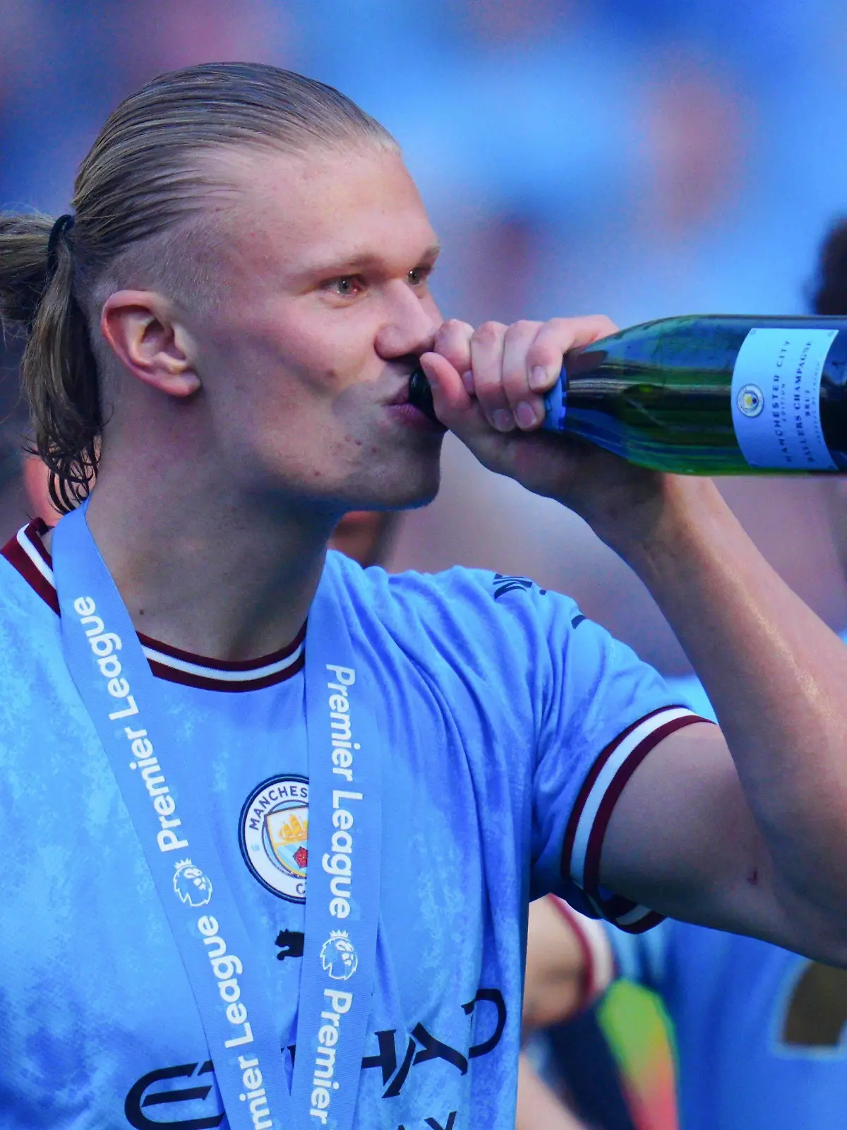 Mandatory Credit: Photo by Javier Garcia/Shutterstock 13920111ii Erling Haaland of Manchester City celebrates with champagne Manchester City v Chelsea, Premier League, Football, Etihad Stadium, Manchester, UK - 21 May 2023 EDITORIAL USE ONLY No use with unauthorised audio, video, data, fixture lists, club/league logos or live services. Online in-match use limited to 120 images, no video emulation. No use in betting, games or single club/league/player publications. Manchester City v Chelsea, Premier League, Football, Etihad Stadium, Manchester, UK - 21 May 2023 EDITORIAL USE ONLY No use with unauthorised audio, video, data, fixture lists, club/league logos or live services. Online in-match use limited to 120 images, no video emulation. No use in betting, games or single club/league/player publications. PUBLICATIONxINxGERxSUIxAUTxHUNxGRExMLTxCYPxROUxBULxUAExKSAxONLY Copyright: xJavierxGarcia/Shutterstockx 13920111ii