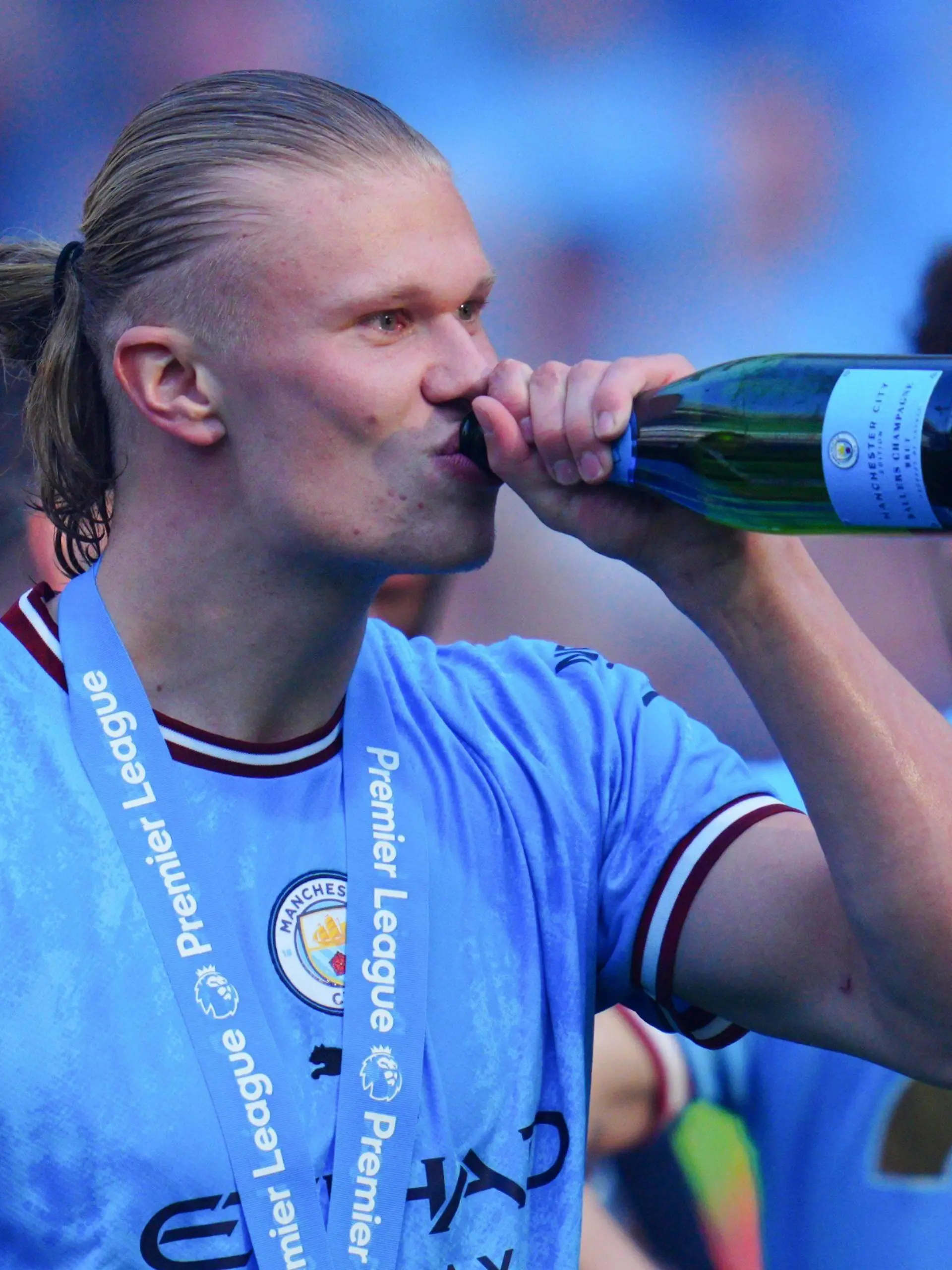 Mandatory Credit: Photo by Javier Garcia/Shutterstock 13920111ii Erling Haaland of Manchester City celebrates with champagne Manchester City v Chelsea, Premier League, Football, Etihad Stadium, Manchester, UK - 21 May 2023 EDITORIAL USE ONLY No use with unauthorised audio, video, data, fixture lists, club/league logos or live services. Online in-match use limited to 120 images, no video emulation. No use in betting, games or single club/league/player publications. Manchester City v Chelsea, Premier League, Football, Etihad Stadium, Manchester, UK - 21 May 2023 EDITORIAL USE ONLY No use with unauthorised audio, video, data, fixture lists, club/league logos or live services. Online in-match use limited to 120 images, no video emulation. No use in betting, games or single club/league/player publications. PUBLICATIONxINxGERxSUIxAUTxHUNxGRExMLTxCYPxROUxBULxUAExKSAxONLY Copyright: xJavierxGarcia/Shutterstockx 13920111ii