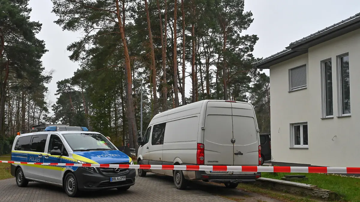 Die Polizei hat ein Einfamilienhaus in Senzig, einem Ortsteil der Stadt Königs Wusterhausen im Landkreis Dahme-Spreewald, abgesperrt. Die Polizei hat dort fünf Tote in einem Wohnhaus gefunden. Die Polizei geht von einem Tötungsverbrechen aus, sagte ein Sprecher.