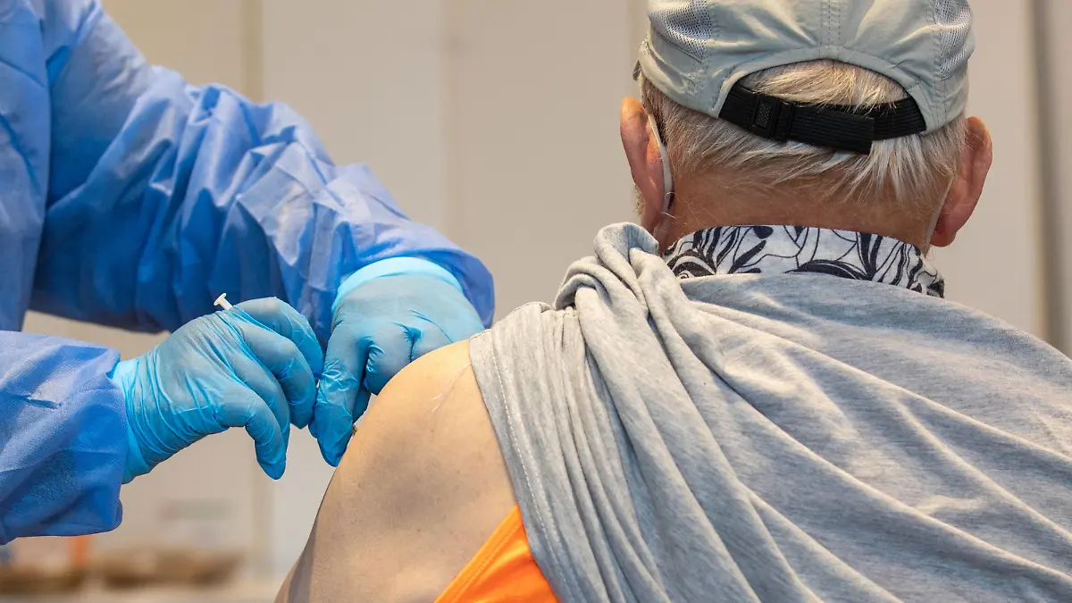 Impfteam im Einsatz Eine Krankenschwester von einem mobilen Impfteam impft einen älteren Mann in einer Sporthalle im sächsischen Pirna. Mit dem Angebot sollen auch die Menschen erreicht werden, die sich bisher nicht impfen lassen haben oder diese Möglichkeit als Auffrischung Boosterimpfung nutzen wollen. Pirna Sachsen Deutschland *** Vaccination team in action A nurse from a mobile vaccination team vaccinates an elderly man in a sports hall in Pirna, Saxony The offer is also intended to reach people who have not previously been vaccinated or who want to take advantage of this opportunity as a booster vaccination Pirna Saxony Germany Daniel Schäfer