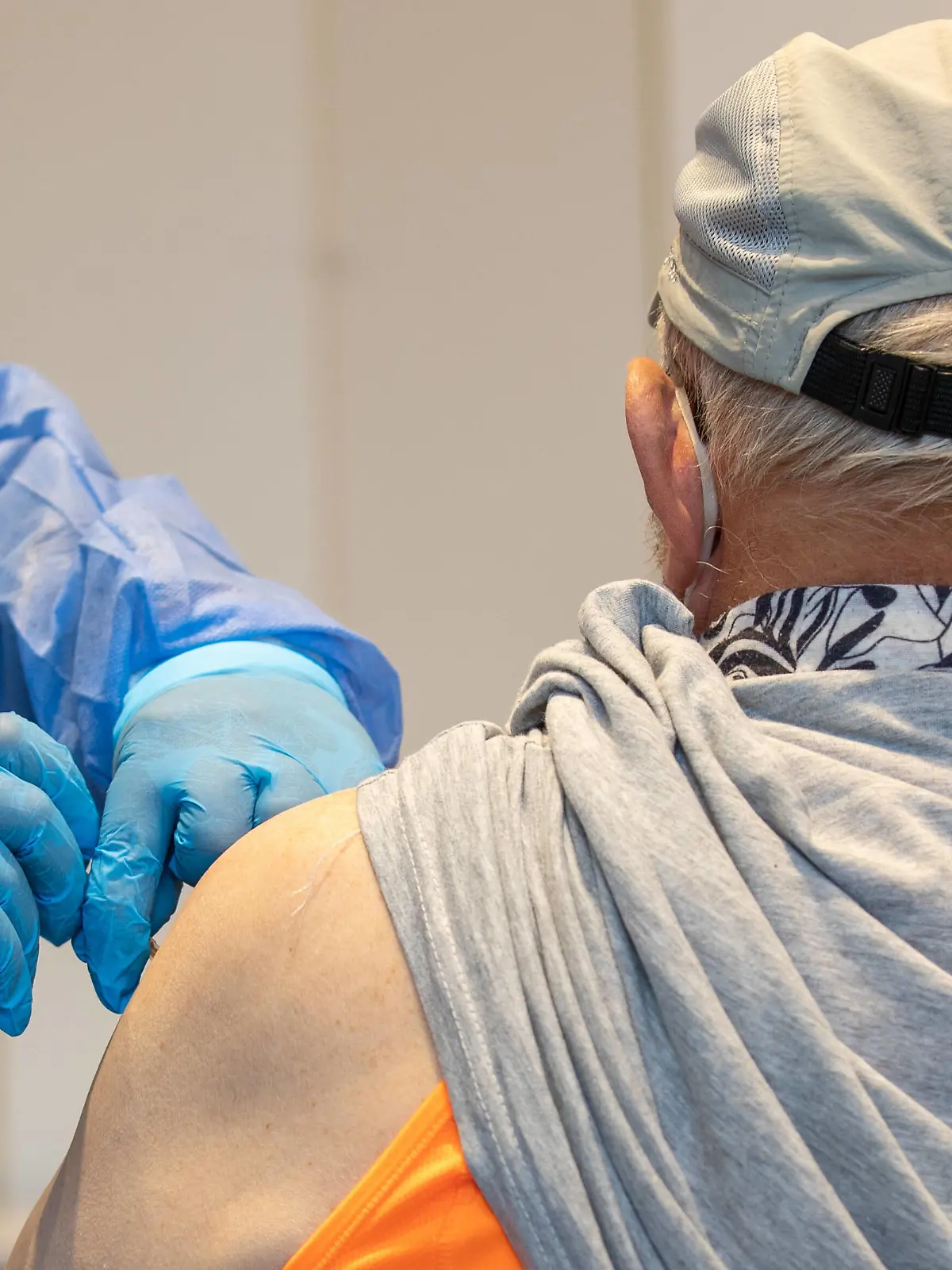  Impfteam im Einsatz Eine Krankenschwester von einem mobilen Impfteam impft einen älteren Mann in einer Sporthalle im sächsischen Pirna. Mit dem Angebot sollen auch die Menschen erreicht werden, die sich bisher nicht impfen lassen haben oder diese Möglichkeit als Auffrischung Boosterimpfung nutzen wollen. Pirna Sachsen Deutschland *** Vaccination team in action A nurse from a mobile vaccination team vaccinates an elderly man in a sports hall in Pirna, Saxony The offer is also intended to reach people who have not previously been vaccinated or who want to take advantage of this opportunity as a booster vaccination Pirna Saxony Germany Daniel Schäfer