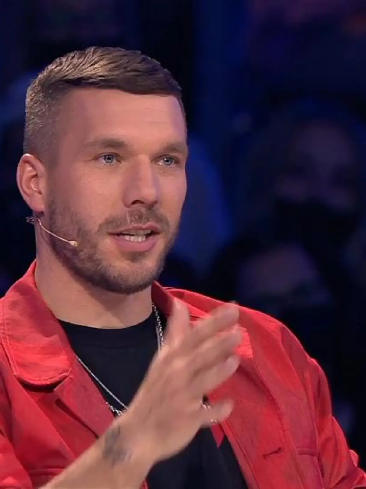 Was ist hier denn los? Da swingt sich das Supertalent-Halbfinale Nr. 2 langsam Richtung Ende. Alle warten nur noch auf die Verkündung, wer denn nun im Finale stehen wird. Und dann kommt Poldi und haut noch eine Bewertung raus, die Chefjodlerin Uschi Bauer mal so richtig von den Socken haut. Was für eine vernichtende Kritik der Ex-Nationalspieler von sich gibt, seht ihr in dem Video.