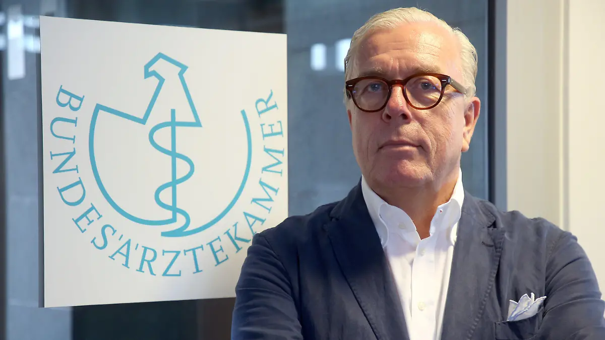 ARCHIV - 15.07.2020, Berlin: Klaus Reinhardt, Präsident der Bundesärztekammer zu Beginn eines dpa-Interviews. (zu dpa: Ärzte-Präsident: «Man kann Menschen nicht in einer Tour Angst machen») Foto: Wolfgang Kumm/dpa +++ dpa-Bildfunk +++