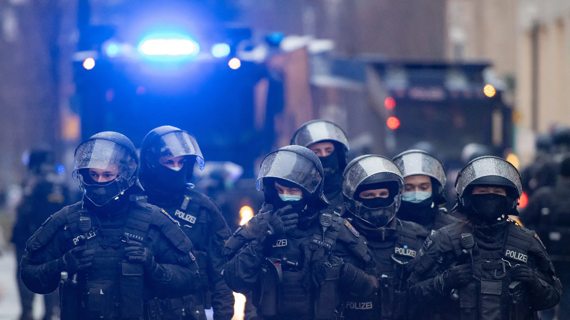 04.12.2021, Hessen, Frankfurt/Main: Polizisten sperren, während einer Demonstration gegen Corona-Regelungen, mit Wasserwerfern und Hundertschaften eine Straße ab. Mehrere hundert Teilnehmer, darunter Angehörige aus der Querdenker und Reichsbürger-Szene, hatten sich in der Innenstadt versammelt. Die Polizei löste die Versammlungen auf. Foto: Boris Roessler/dpa +++ dpa-Bildfunk +++